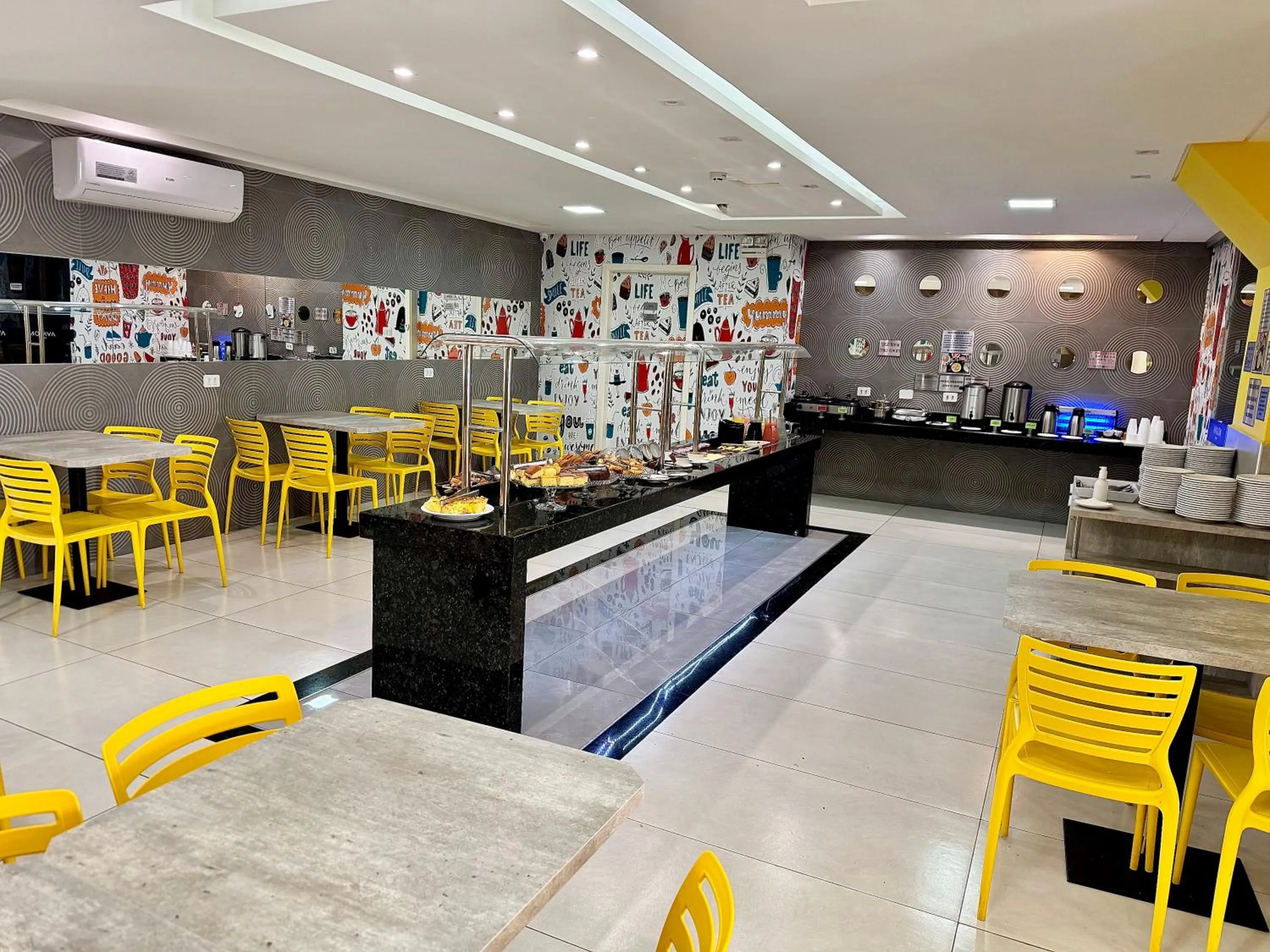 Breakfast in Hotel Avalon Maringá Econômico