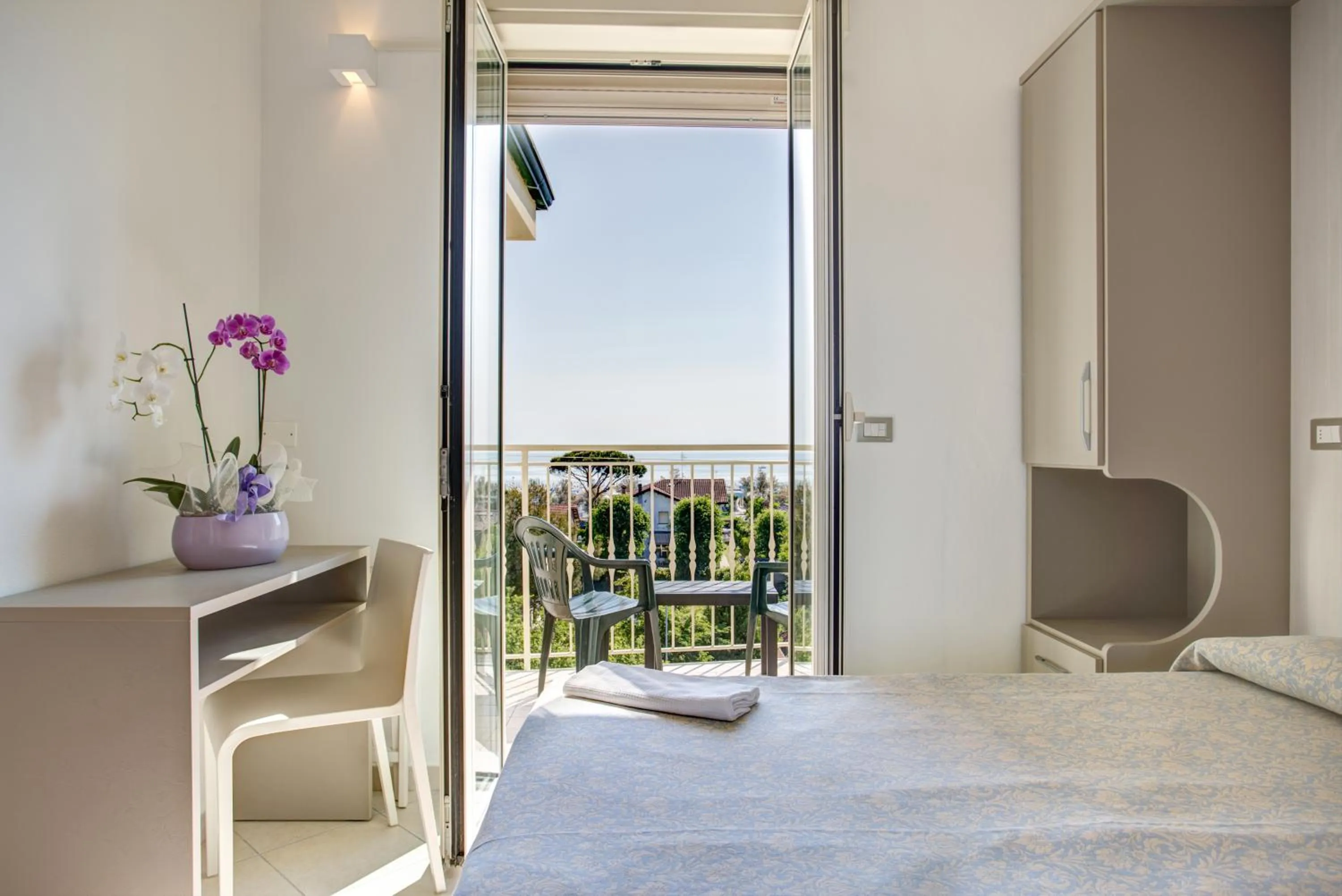 Balcony/Terrace, Bed in Hotel Amedea