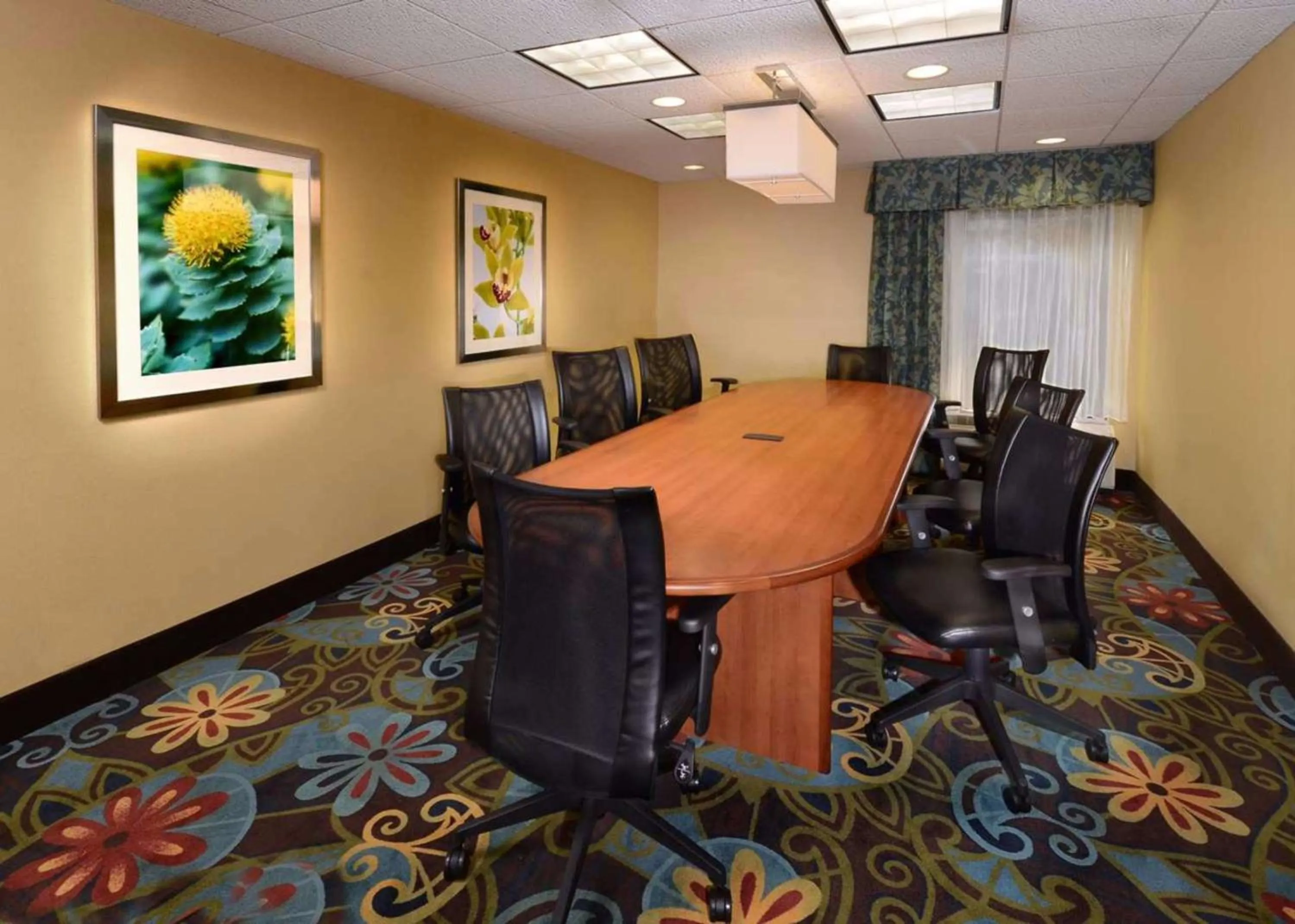 Meeting/conference room in Hampton Inn Raleigh/Town of Wake Forest