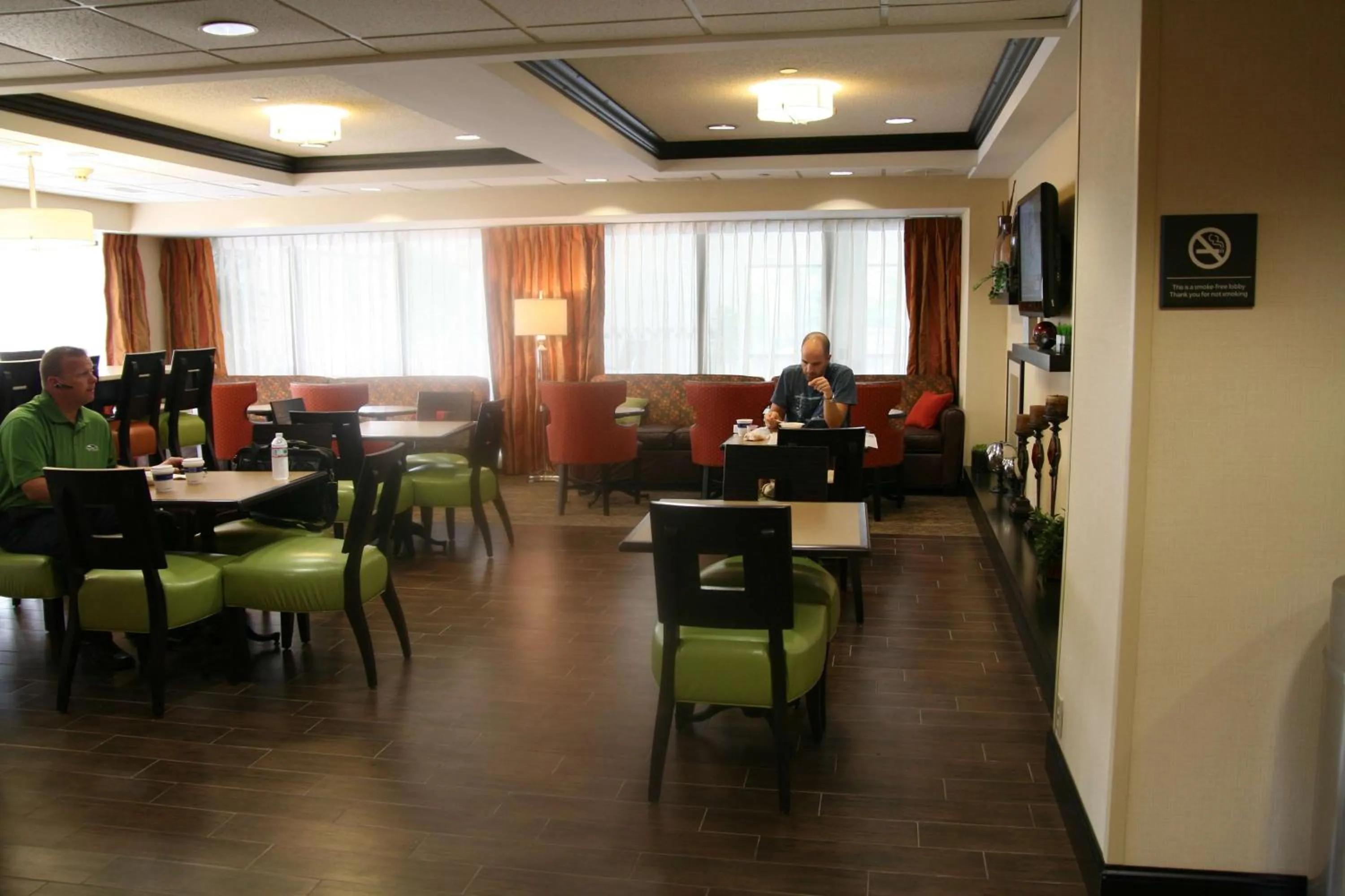 Dining area in Hampton Inn Olive Branch