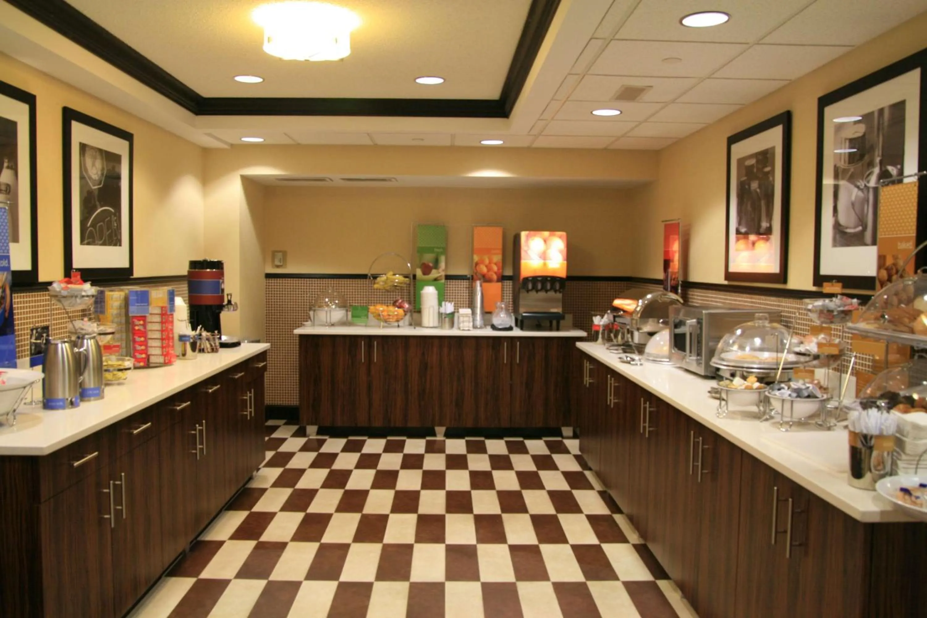Dining area in Hampton Inn Olive Branch