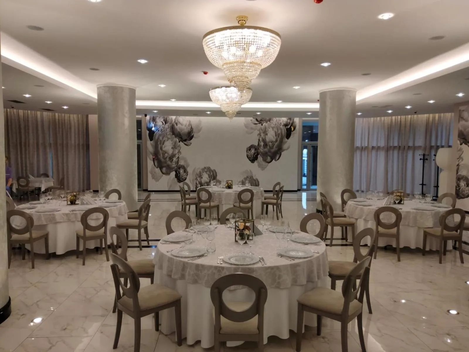 Restaurant/places to eat in Hotel Univers