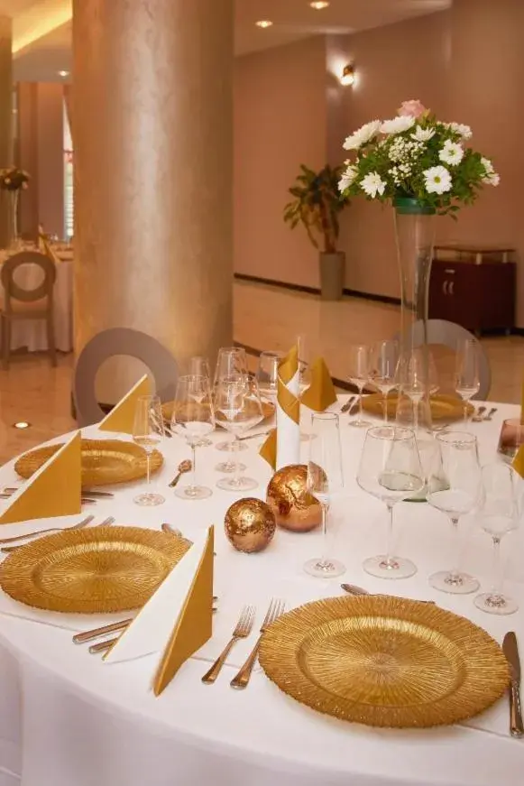 Food and drinks in Hotel Univers Food and drinks in Hotel Univers