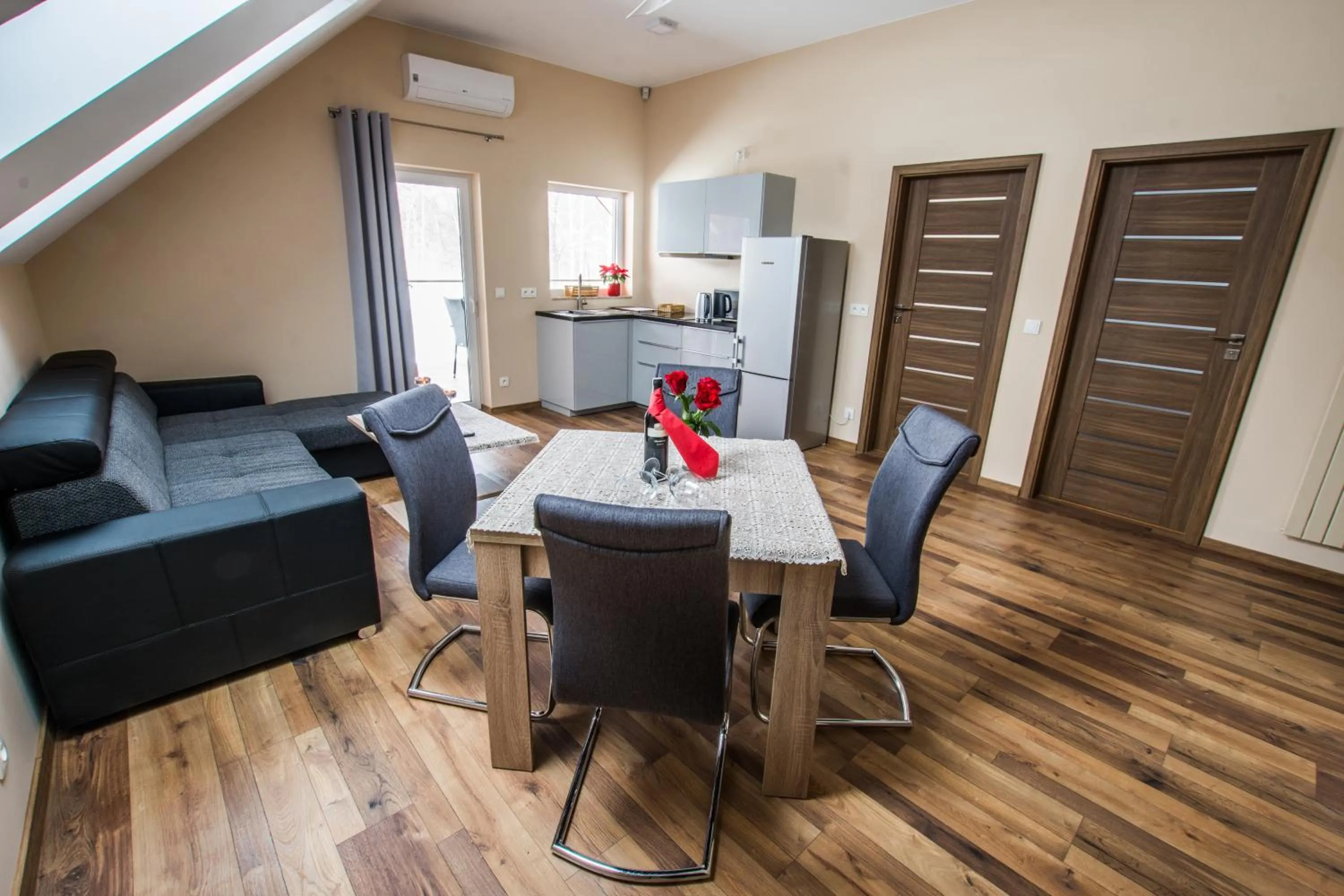 Communal lounge/ TV room in Dwór Skalny Apartamenty, Pokoje i Restauracja Karczma Skalna