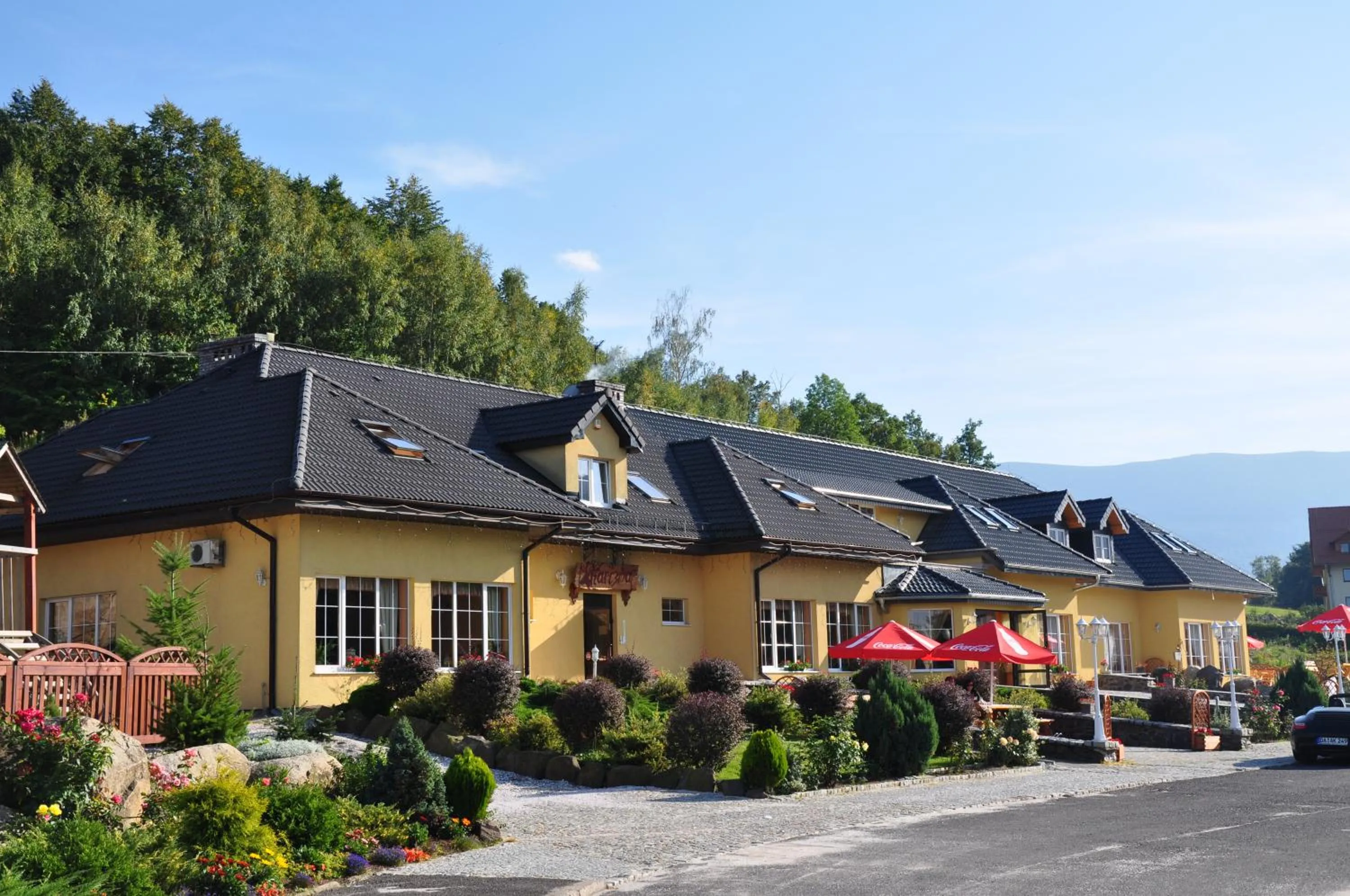Facade/entrance in Dwór Skalny Apartamenty, Pokoje i Restauracja Karczma Skalna
