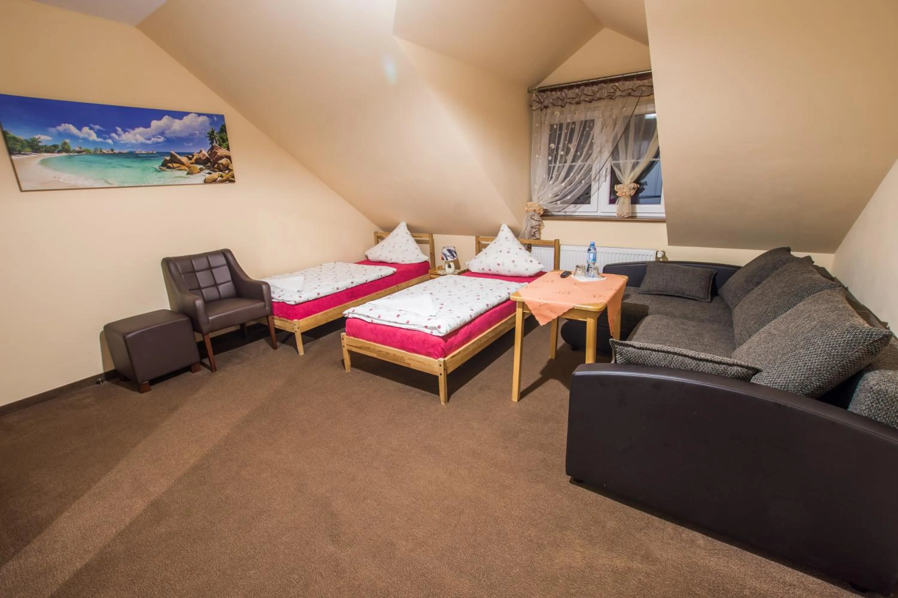 Photo of the whole room in Dwór Skalny Apartamenty, Pokoje i Restauracja Karczma Skalna