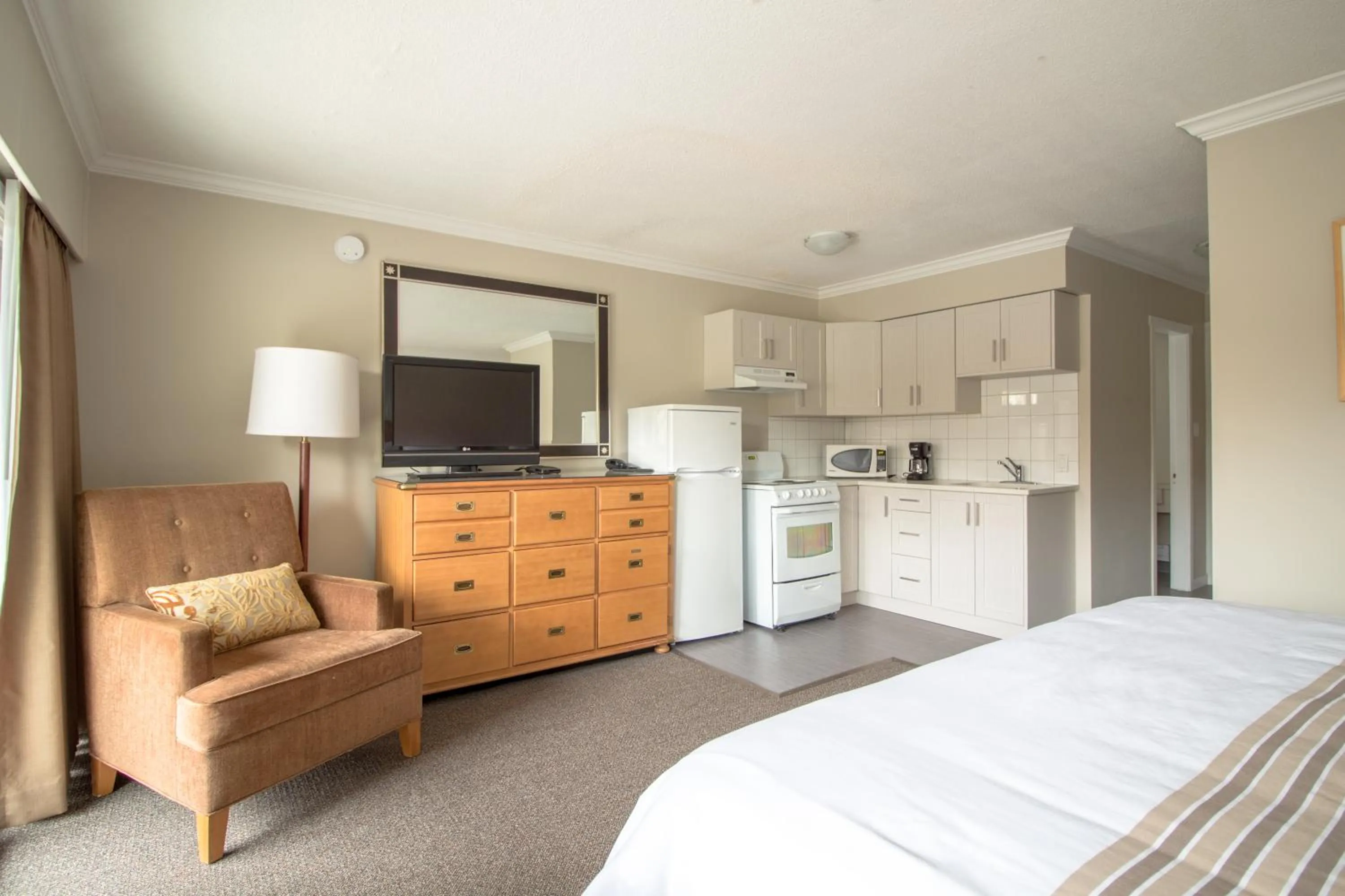 Bed in Okanagan Royal Park Inn by Elevate Rooms