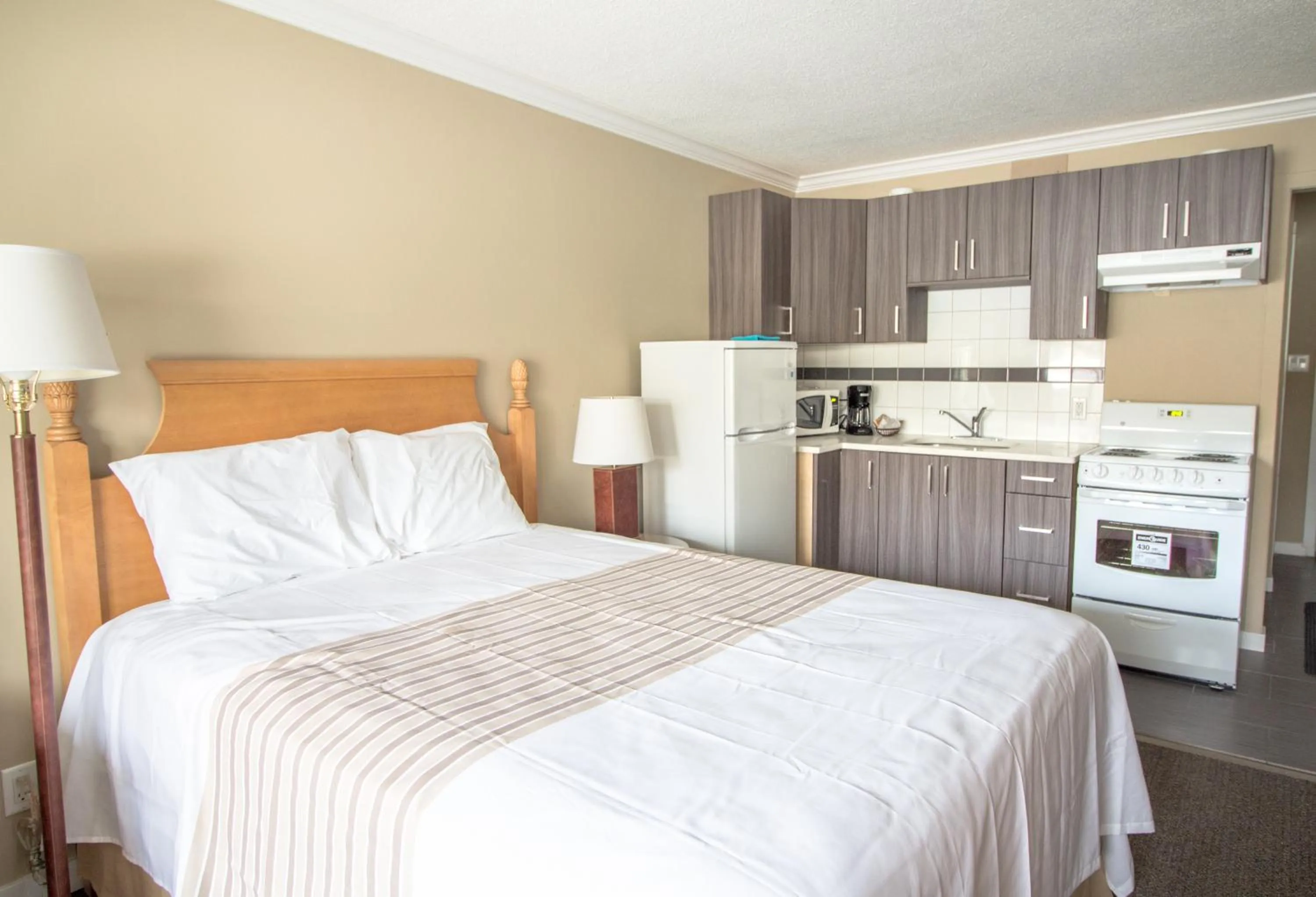Bed in Okanagan Royal Park Inn by Elevate Rooms