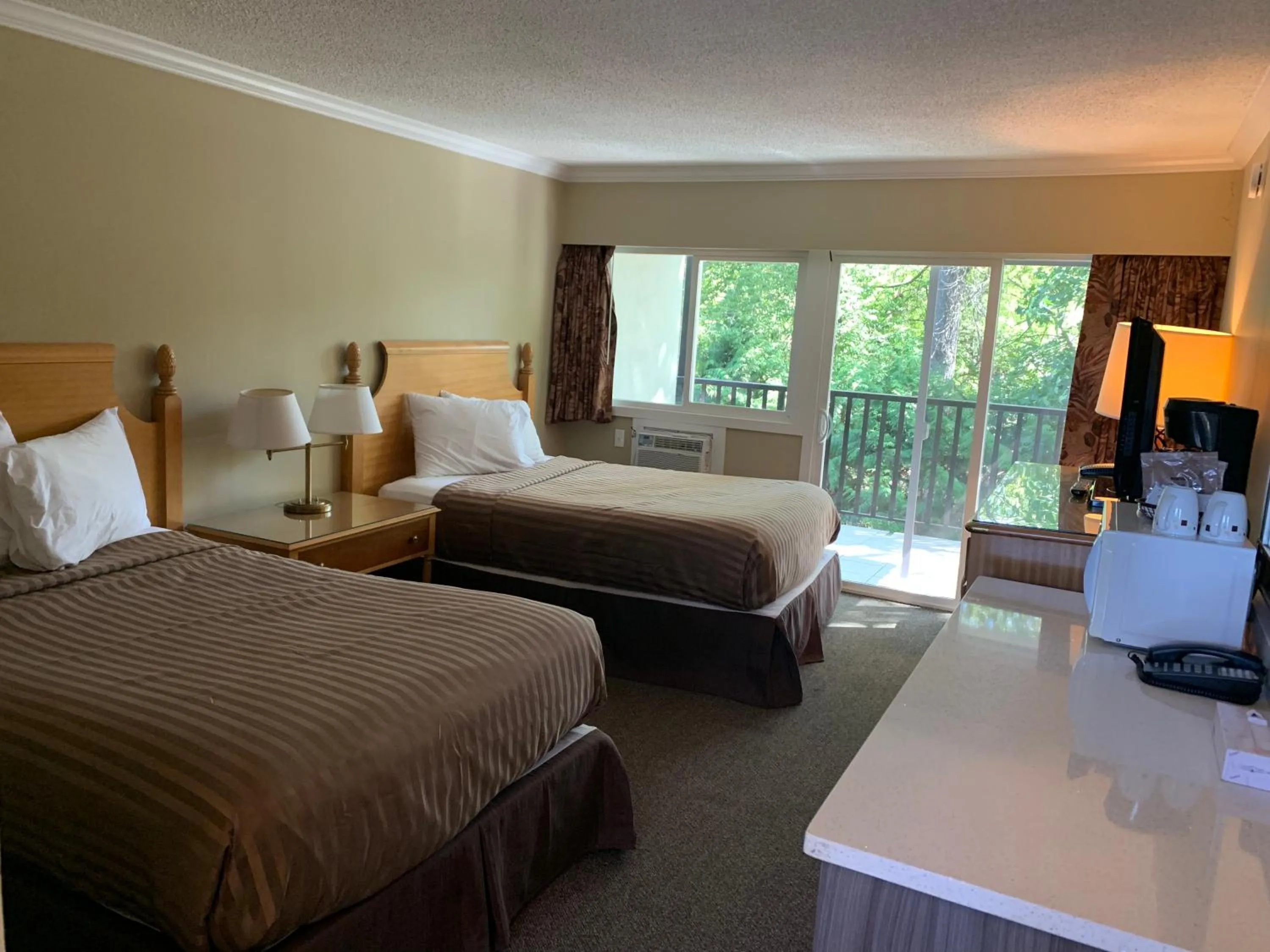 Photo of the whole room, Bed in Okanagan Royal Park Inn by Elevate Rooms