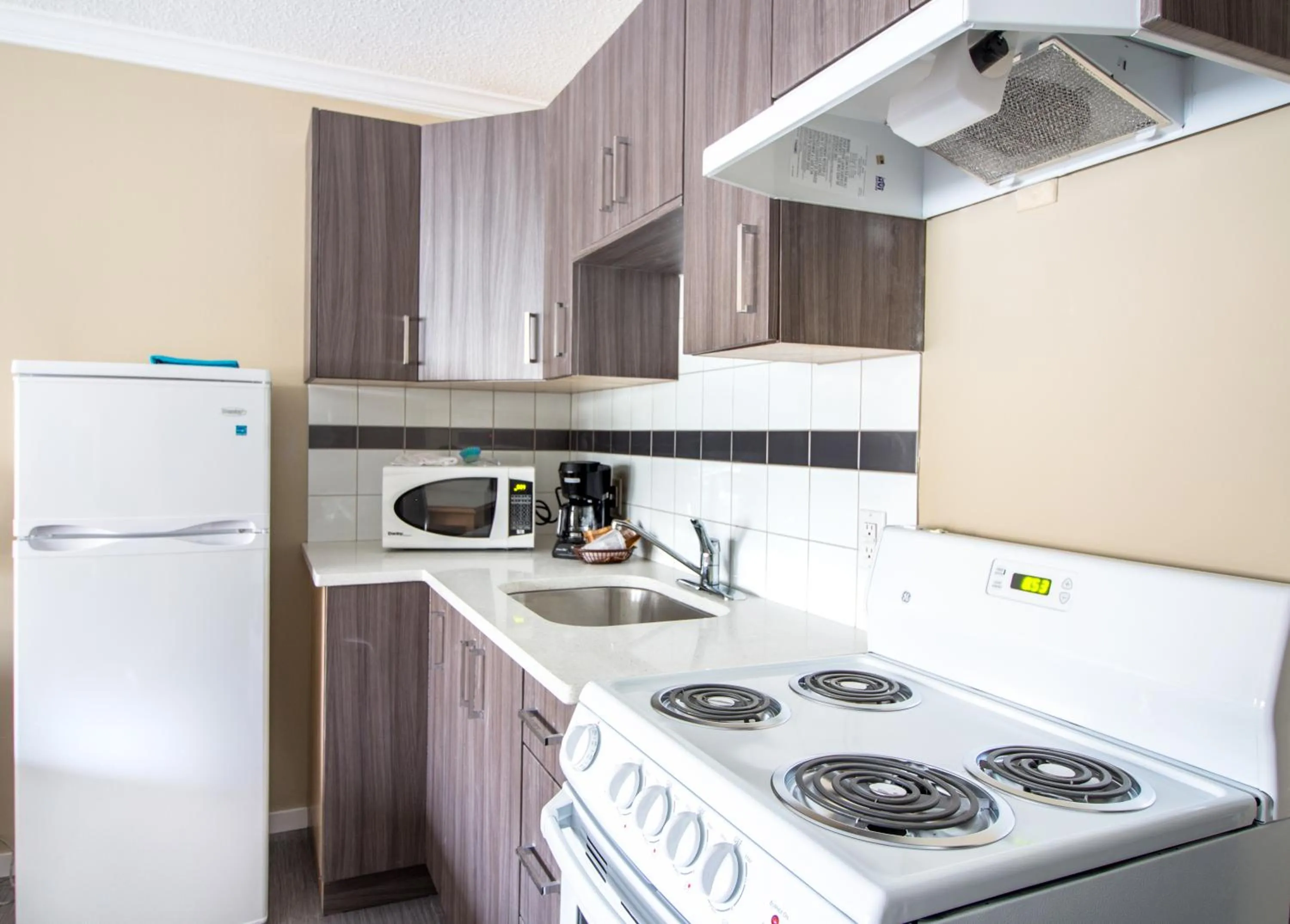 Kitchen or kitchenette in Okanagan Royal Park Inn by Elevate Rooms