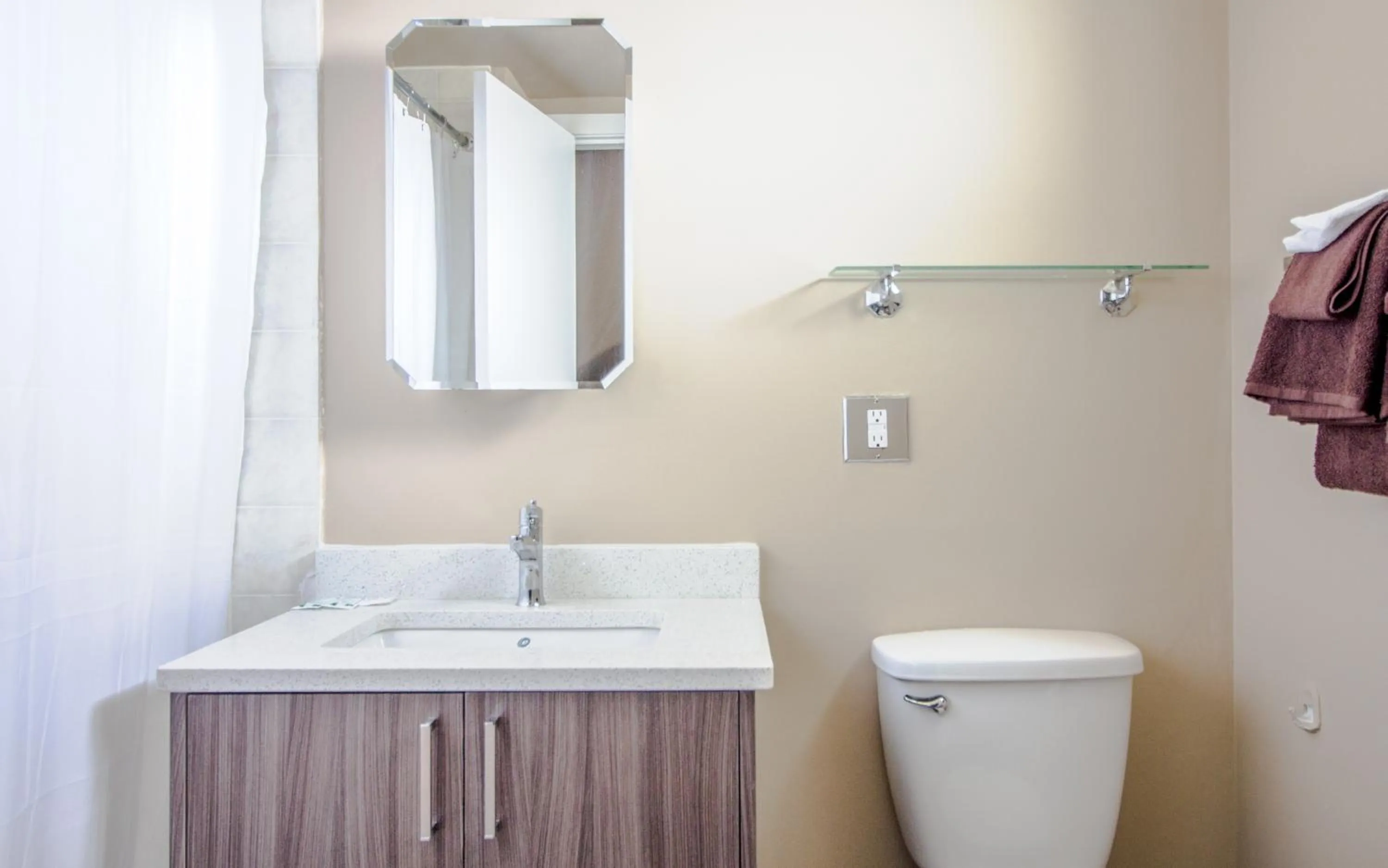 Bathroom in Okanagan Royal Park Inn by Elevate Rooms