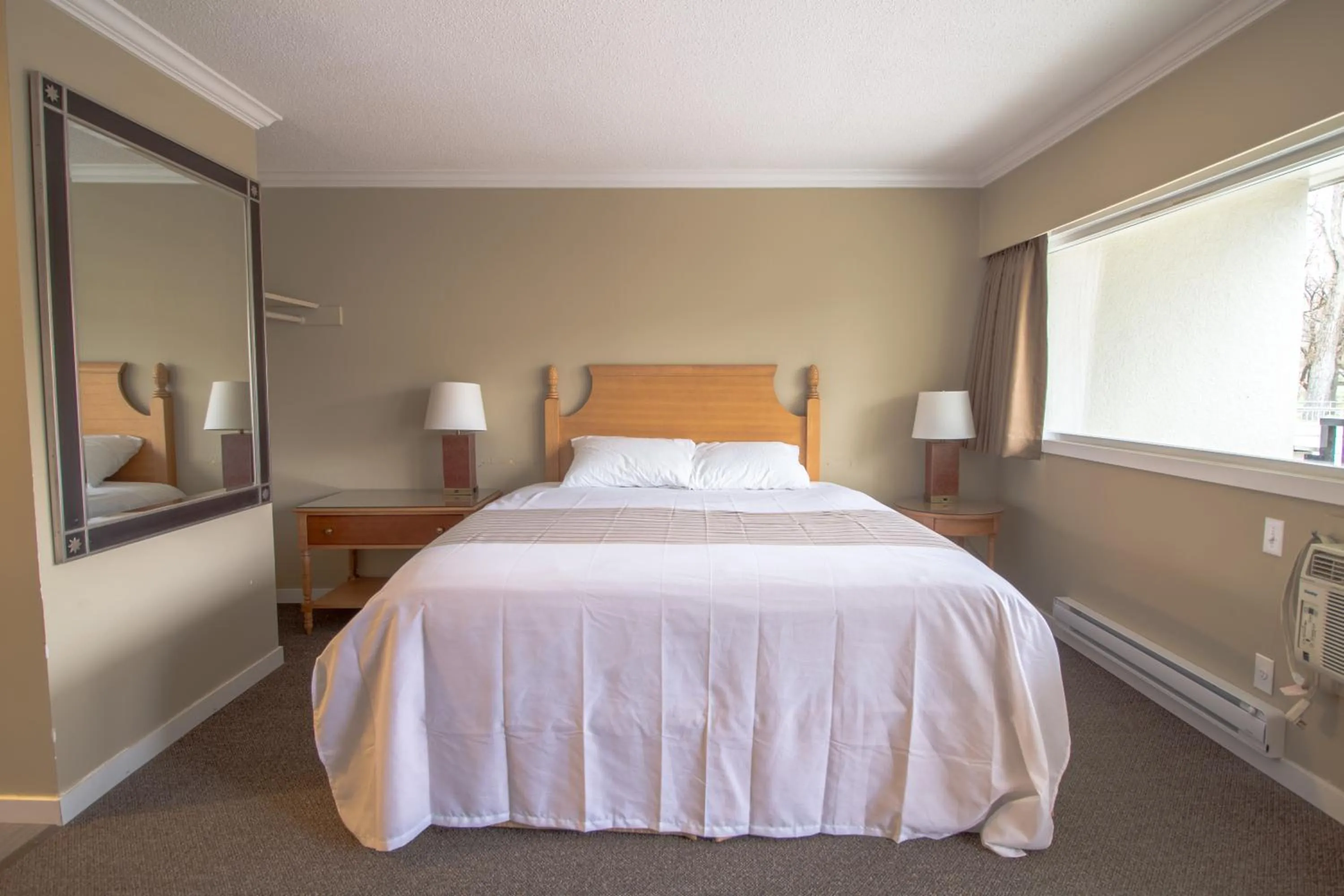 Bed in Okanagan Royal Park Inn by Elevate Rooms