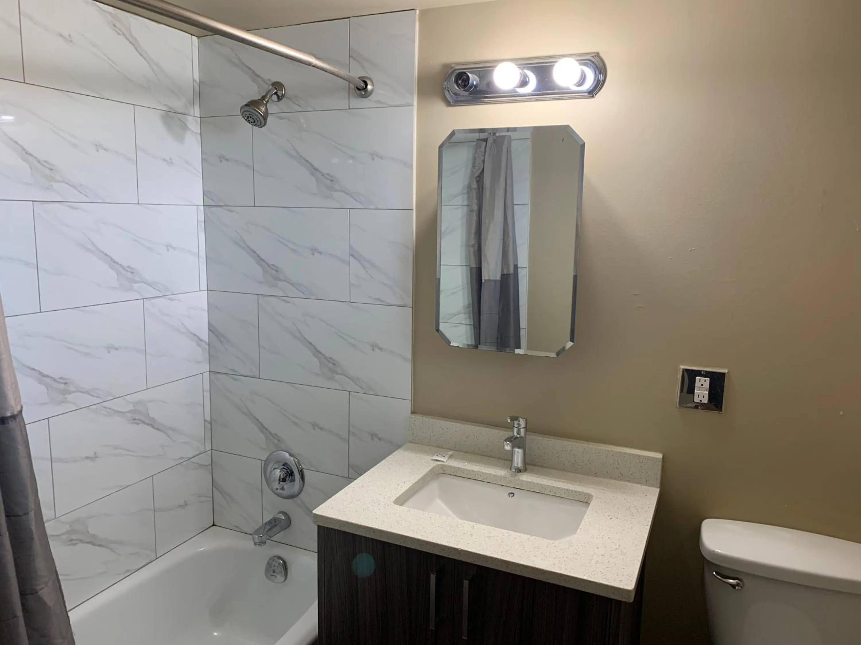 Okanagan Royal Park Inn by Elevate Rooms