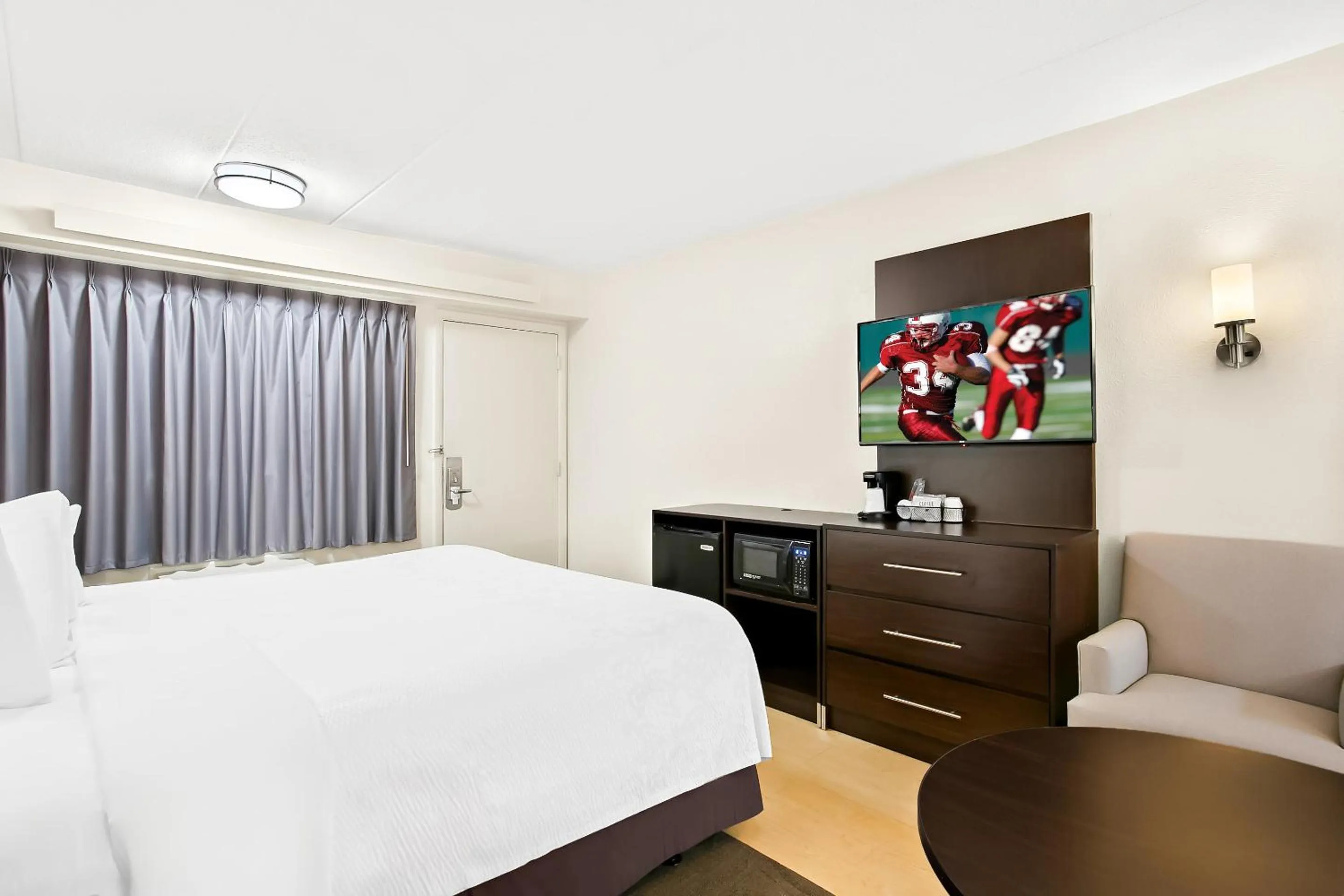 Photo of the whole room, Bed in Red Roof Inn PLUS+ Baltimore-Washington DC/BWI Airport