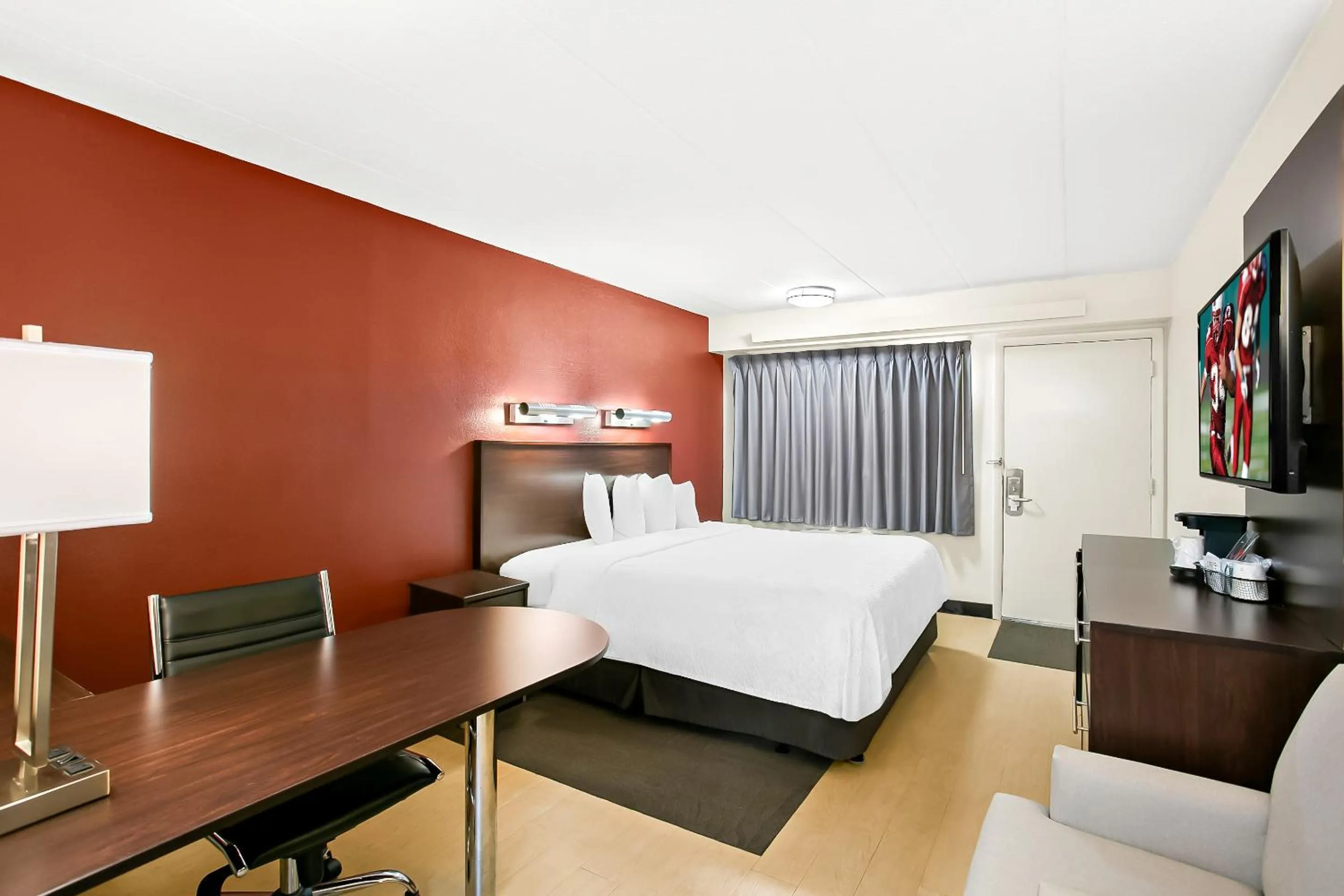 Photo of the whole room, Bed in Red Roof Inn PLUS+ Baltimore-Washington DC/BWI Airport
