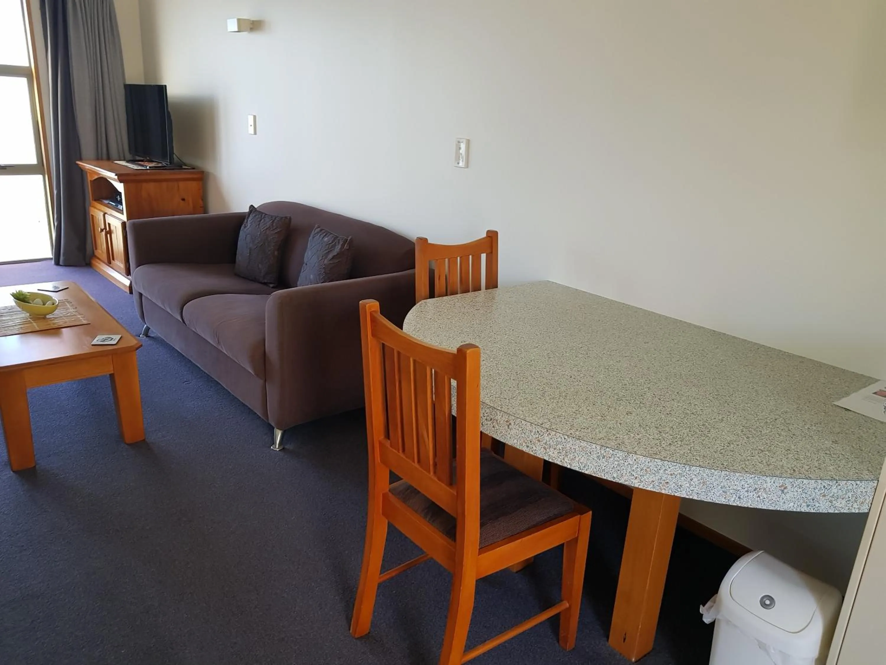 TV and multimedia in The Anchor Inn Beachfront Motel