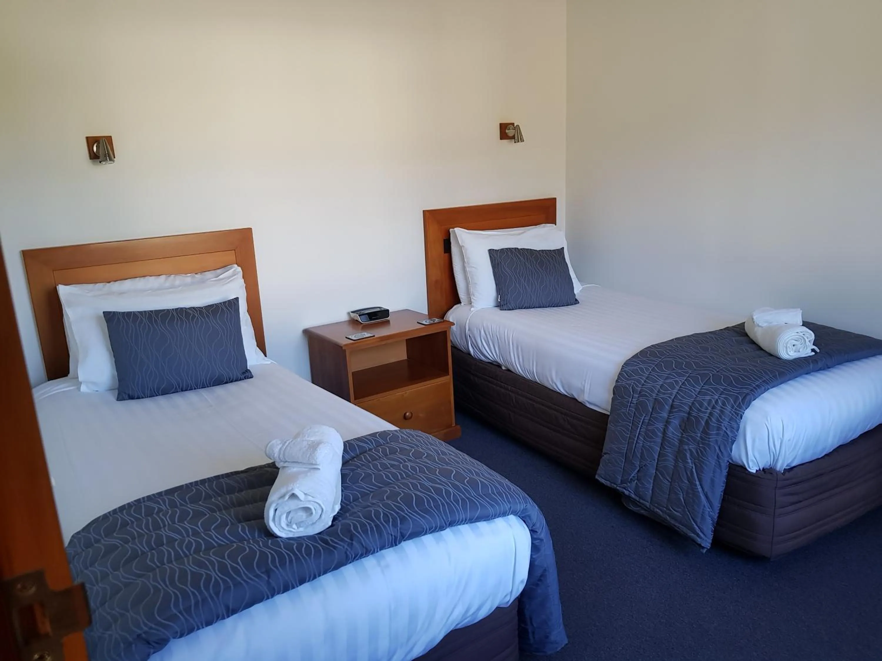 Bed in The Anchor Inn Beachfront Motel