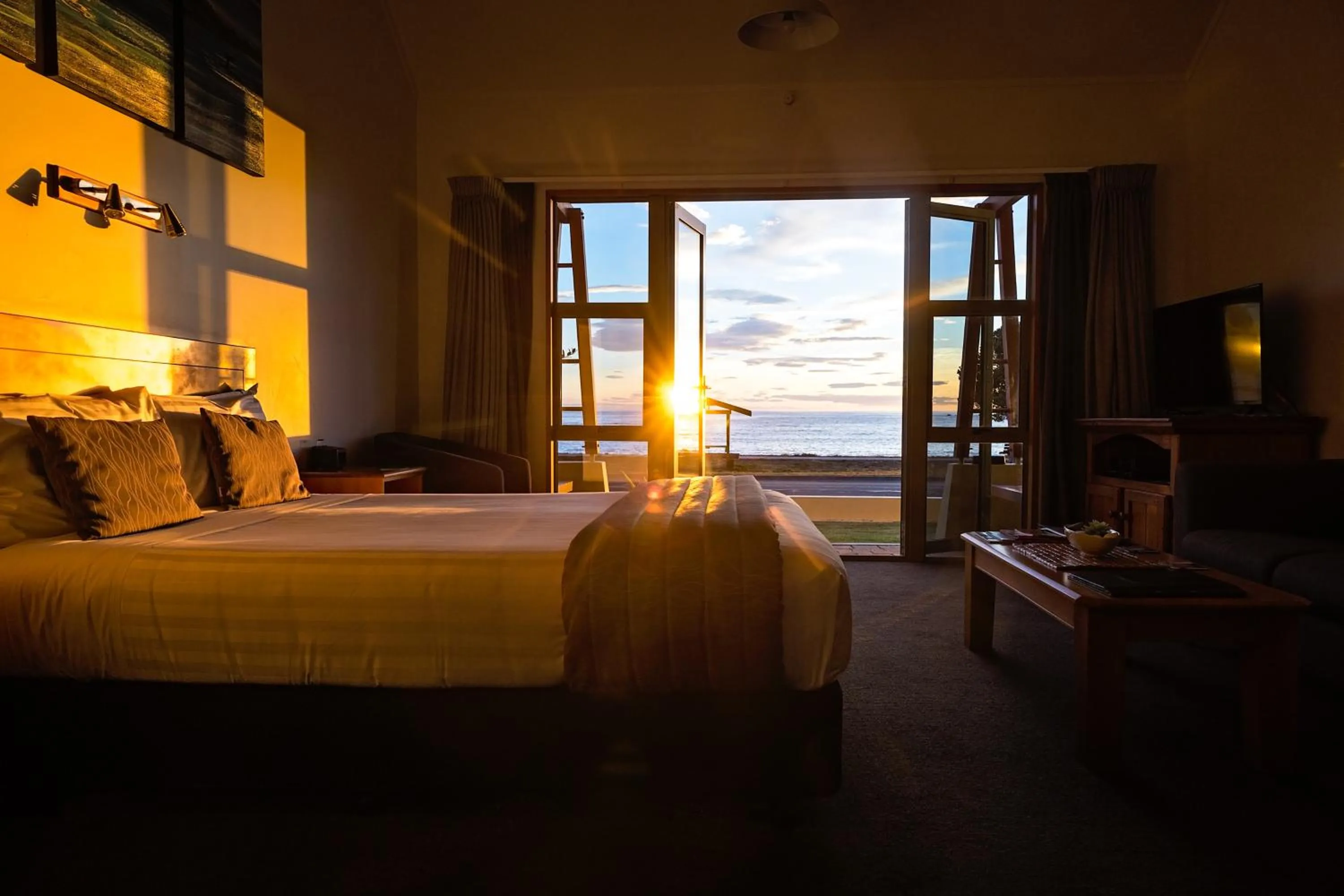 Bed in The Anchor Inn Beachfront Motel