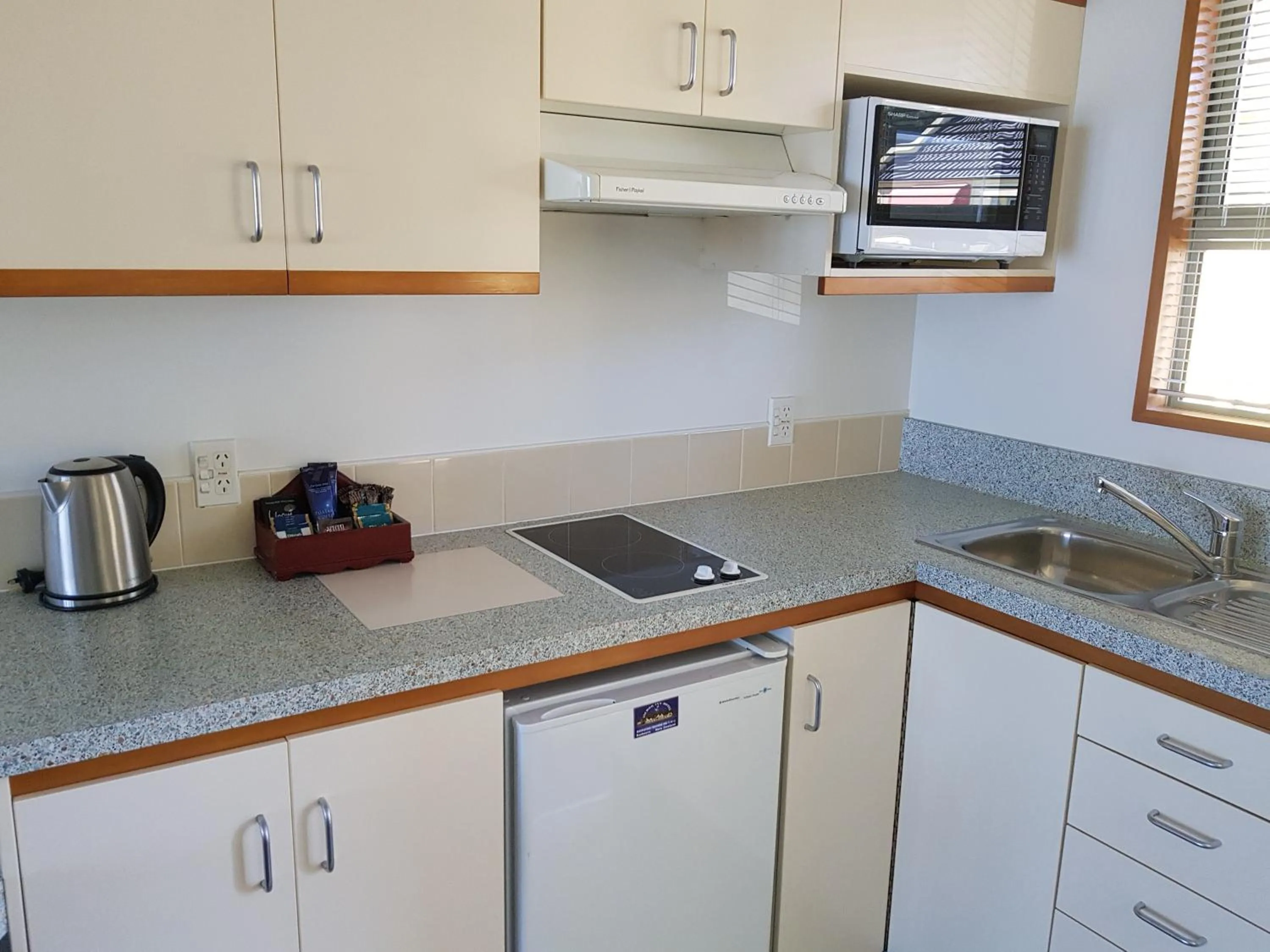 Coffee/tea facilities in The Anchor Inn Beachfront Motel