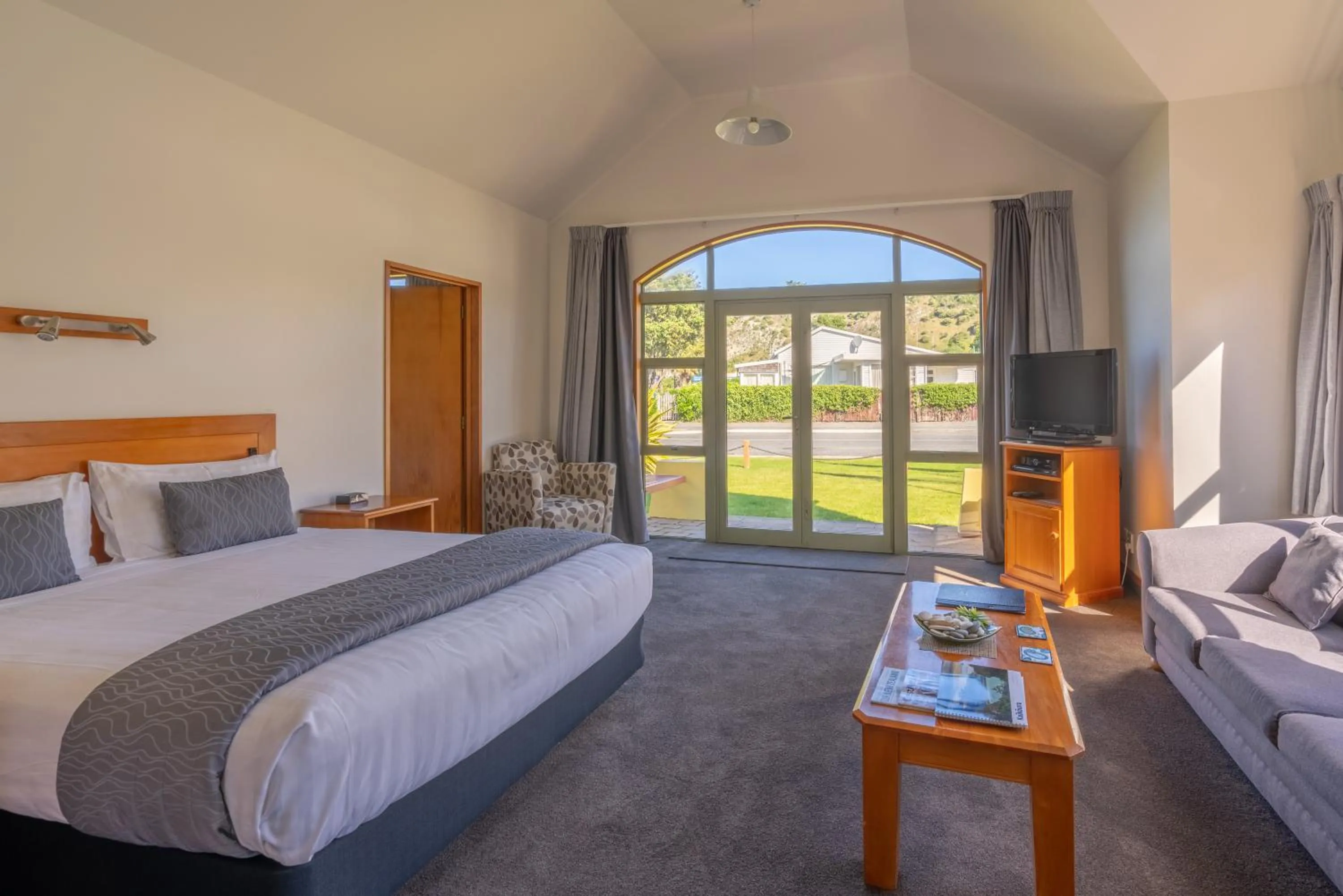 Bed in The Anchor Inn Beachfront Motel