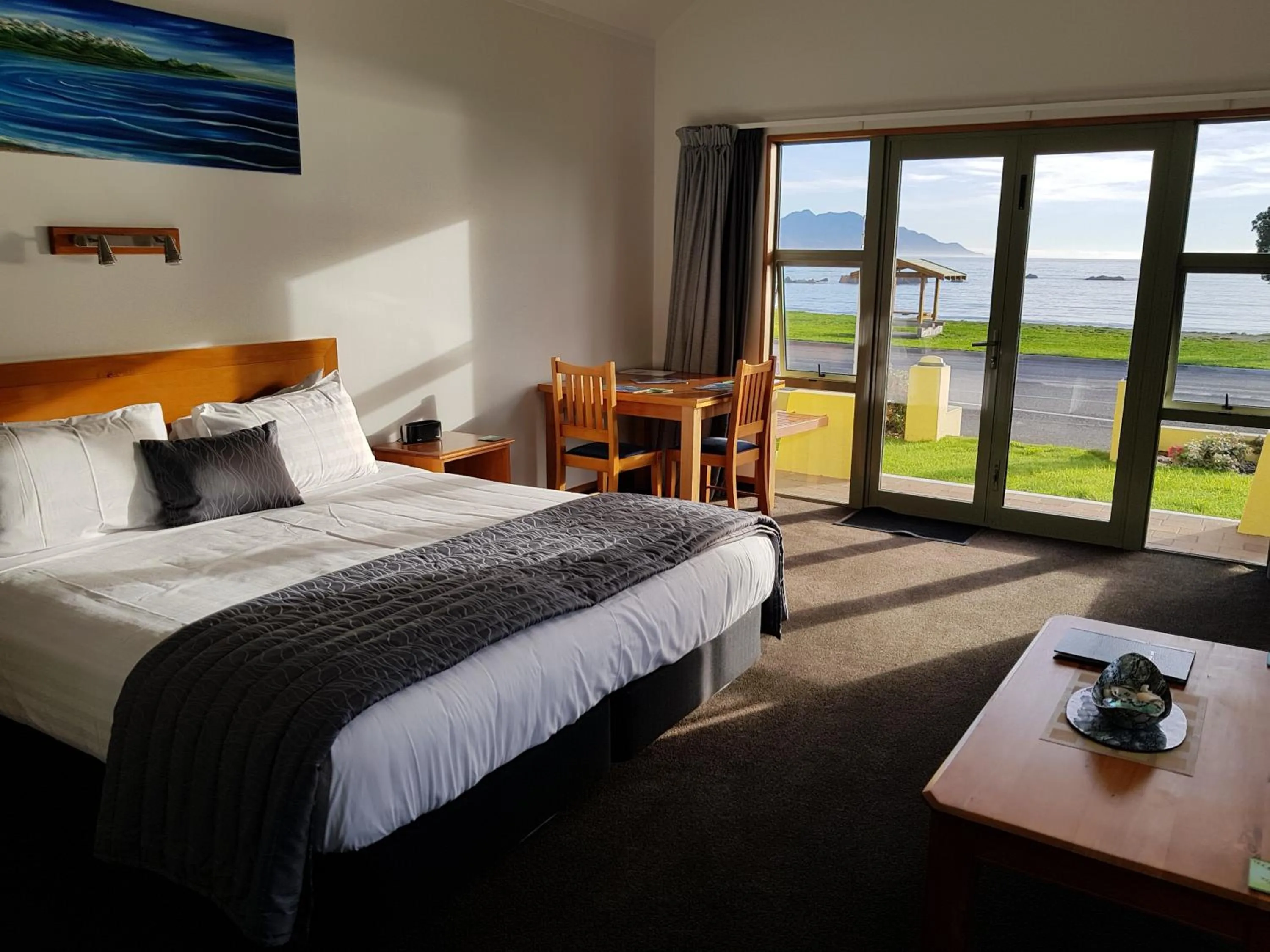 Patio, Bed in The Anchor Inn Beachfront Motel