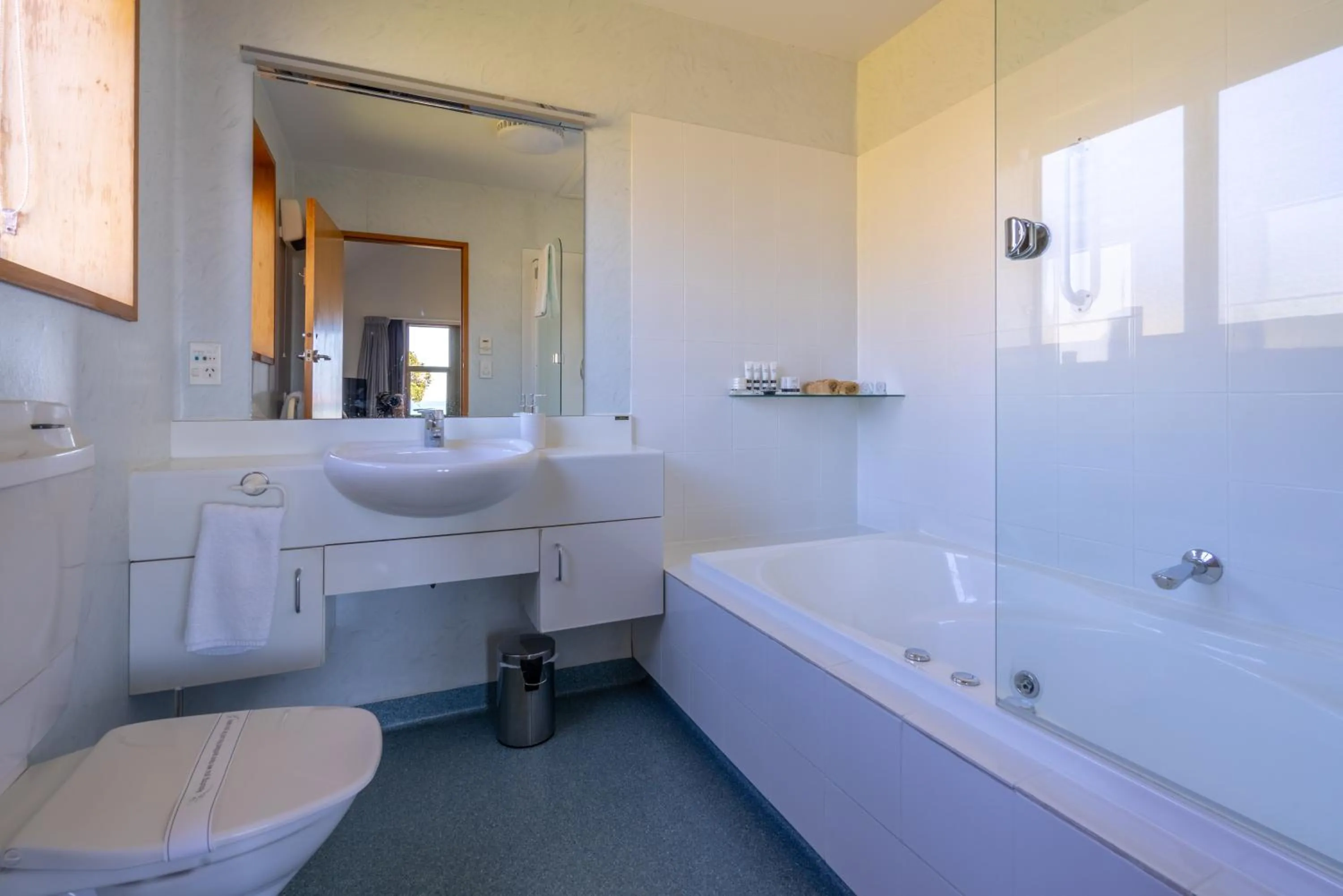 Shower in The Anchor Inn Beachfront Motel