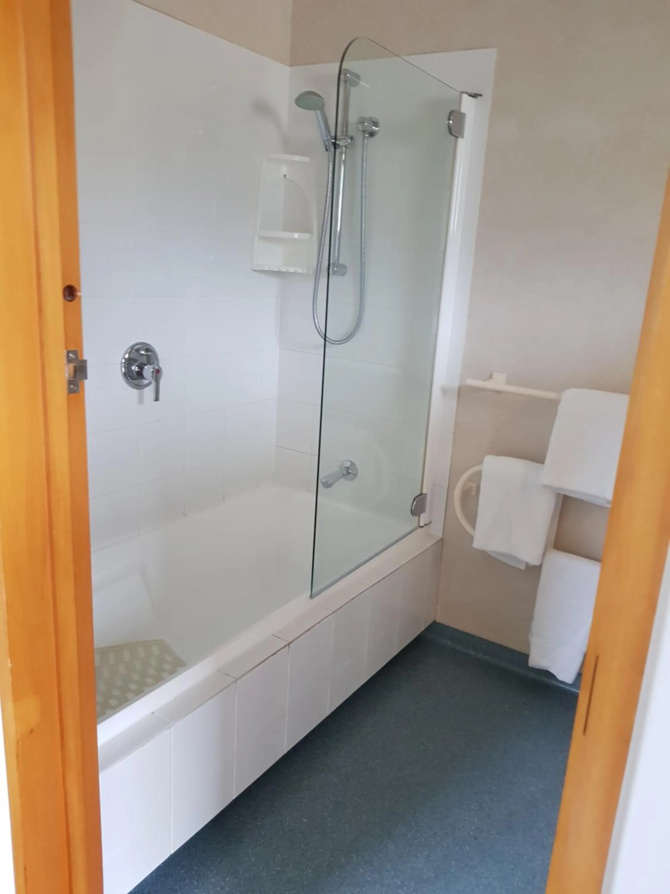 Shower in The Anchor Inn Beachfront Motel