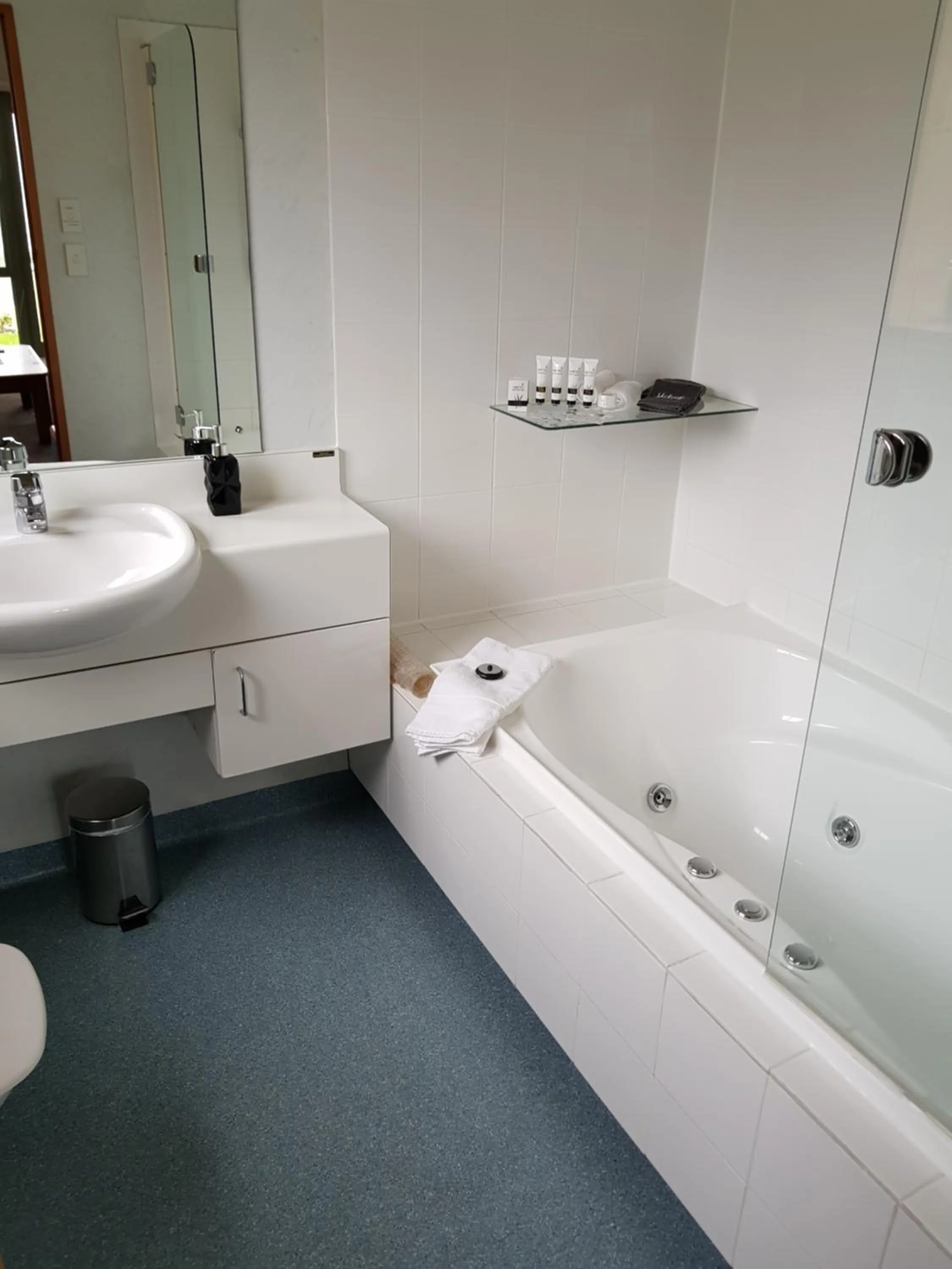 Bathroom in The Anchor Inn Beachfront Motel