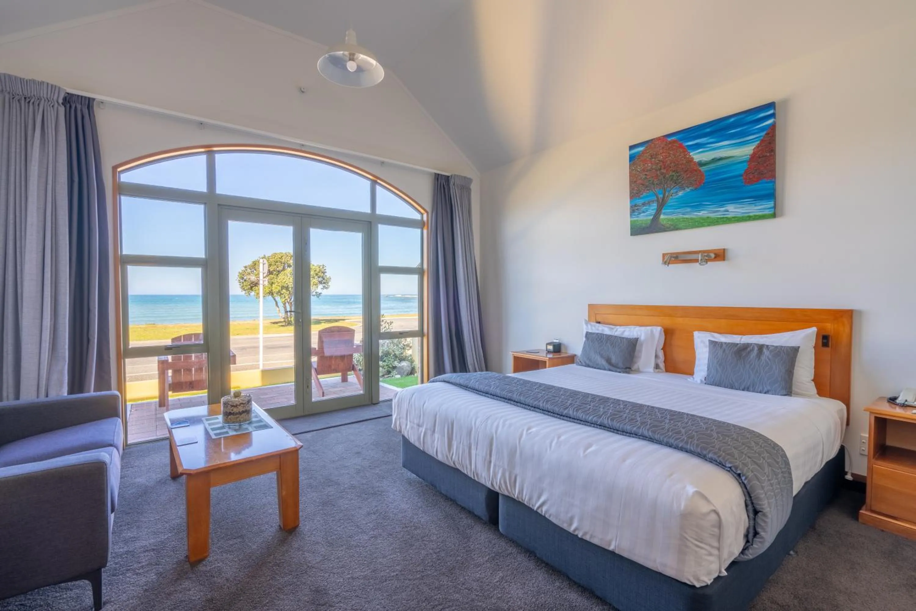 Bed in The Anchor Inn Beachfront Motel