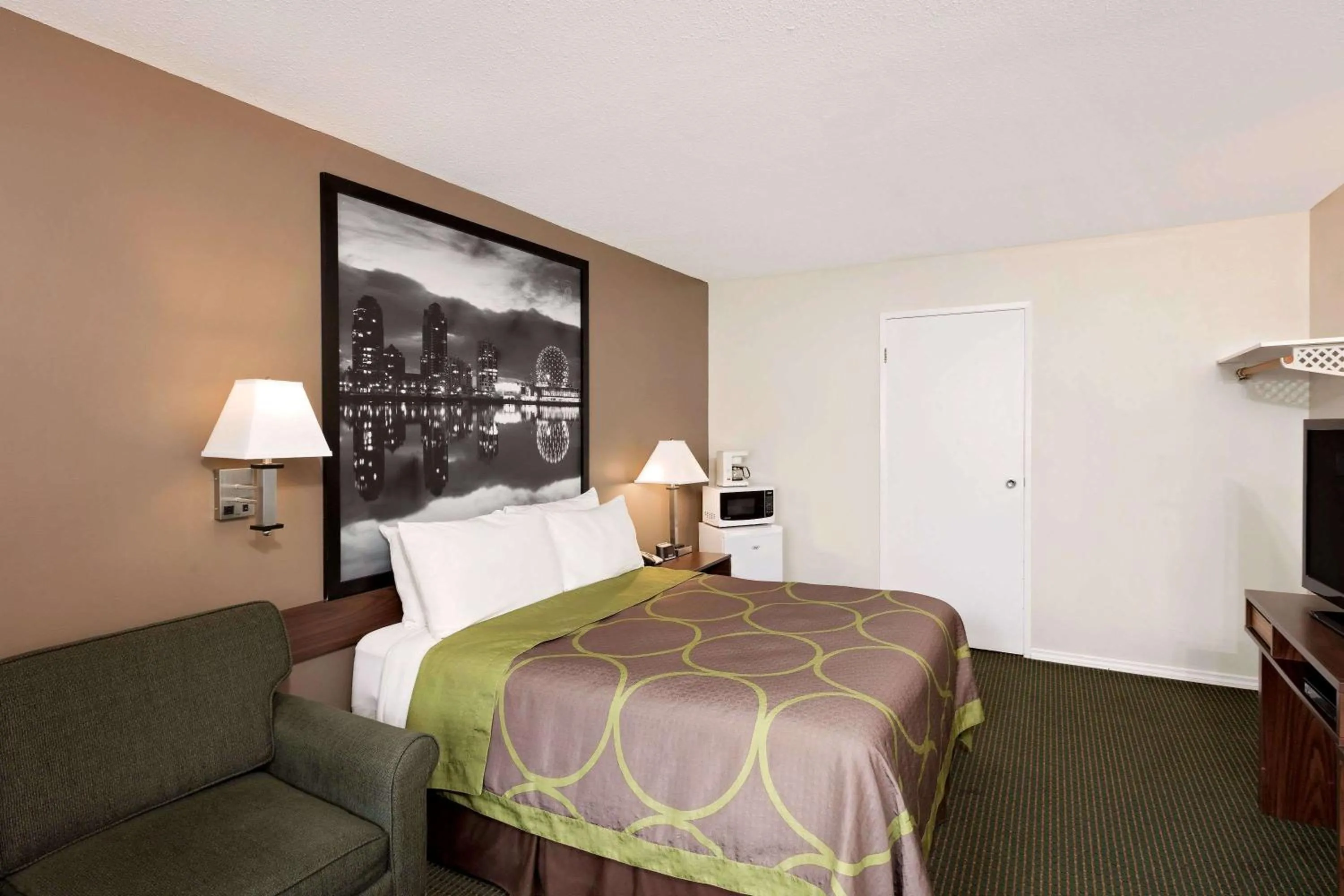 Photo of the whole room, Bed in Sage Inn Merritt BC