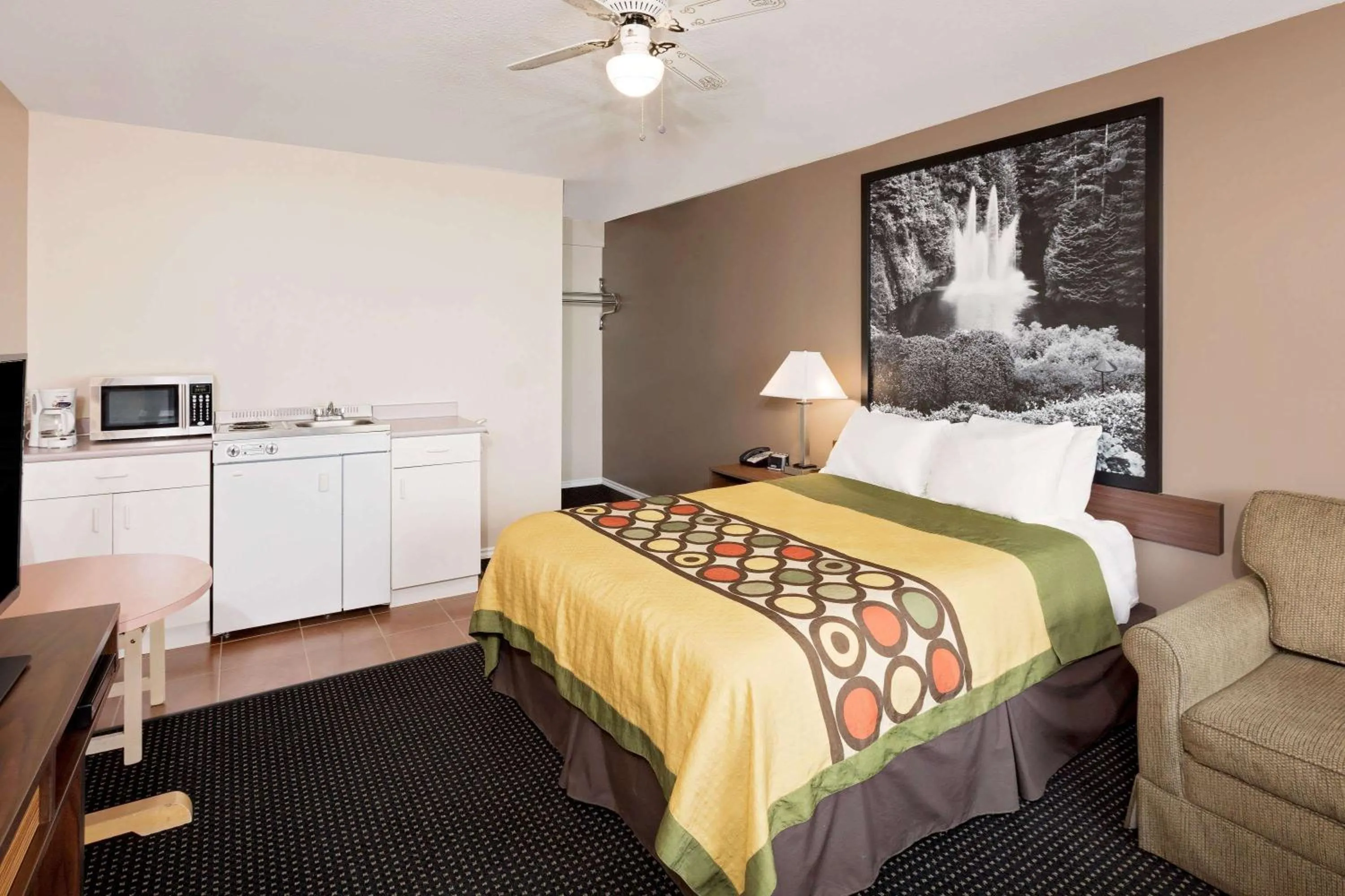 Photo of the whole room, Bed in Sage Inn Merritt BC