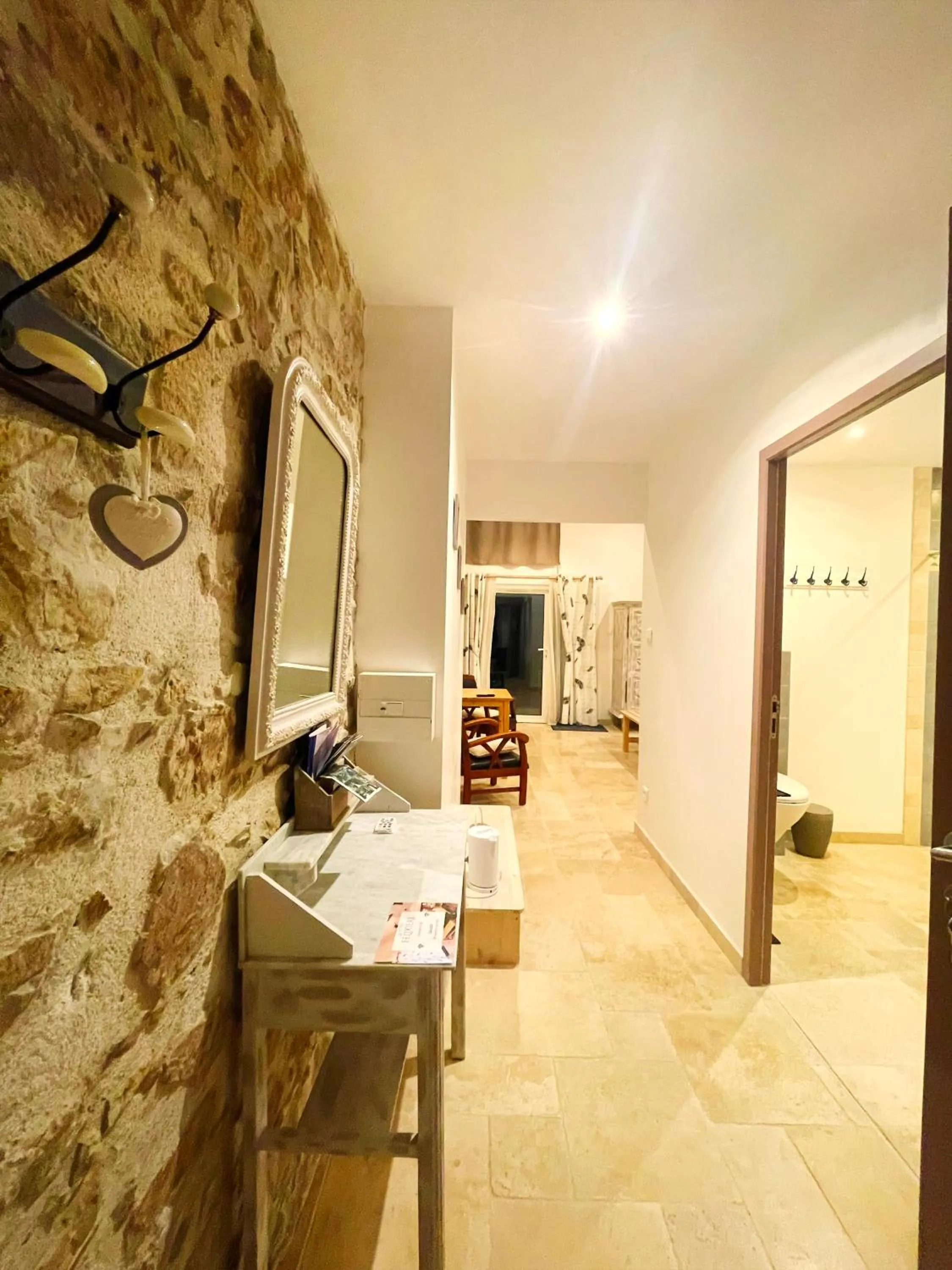 Toilet in "La Petite Félixière" à 25 min du Puy du Foù, 10 min de Cholet, et 35 min de Nantes