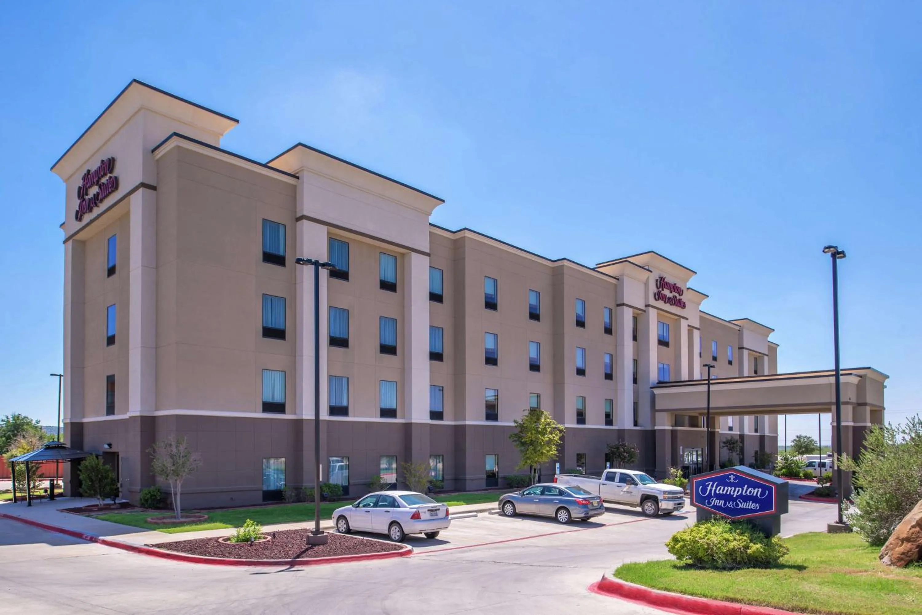 Property building in Hampton Inn & Suites Big Spring