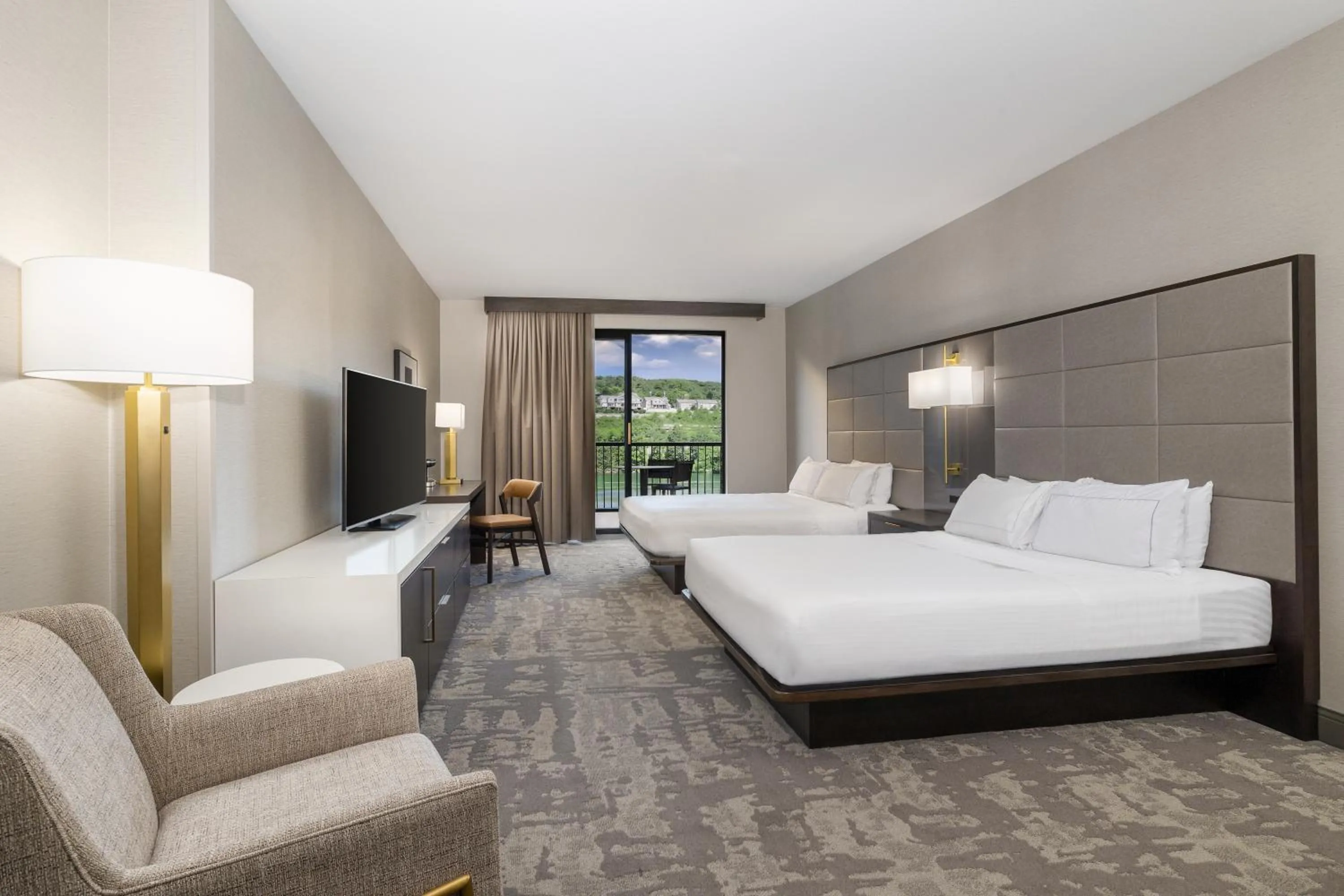 Bed in Hilton Promenade Branson Landing