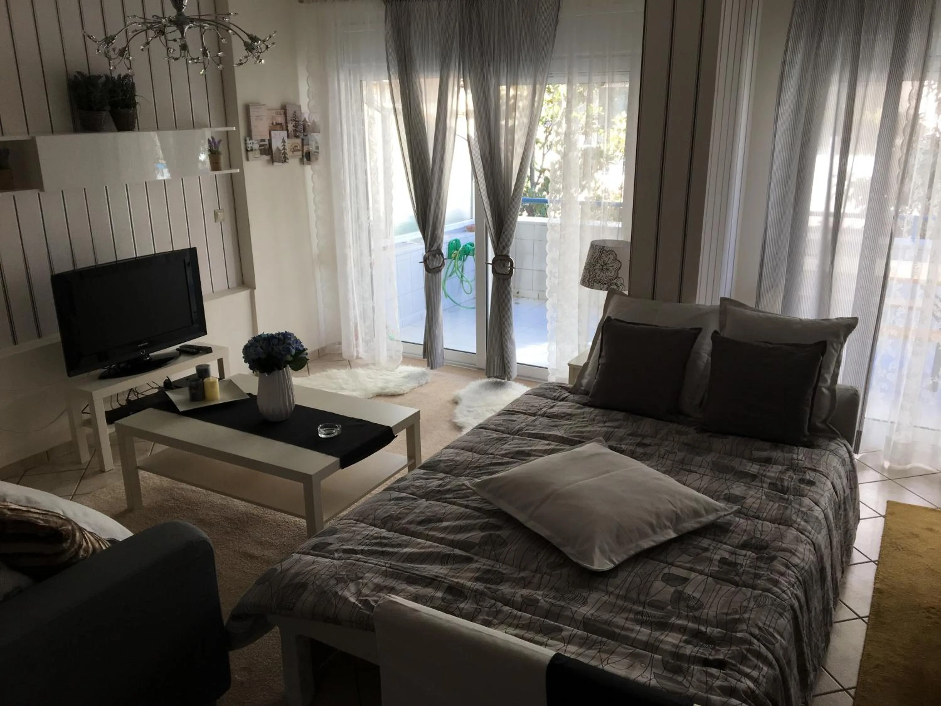 Living room, Bed in Luxury City Center Apartment