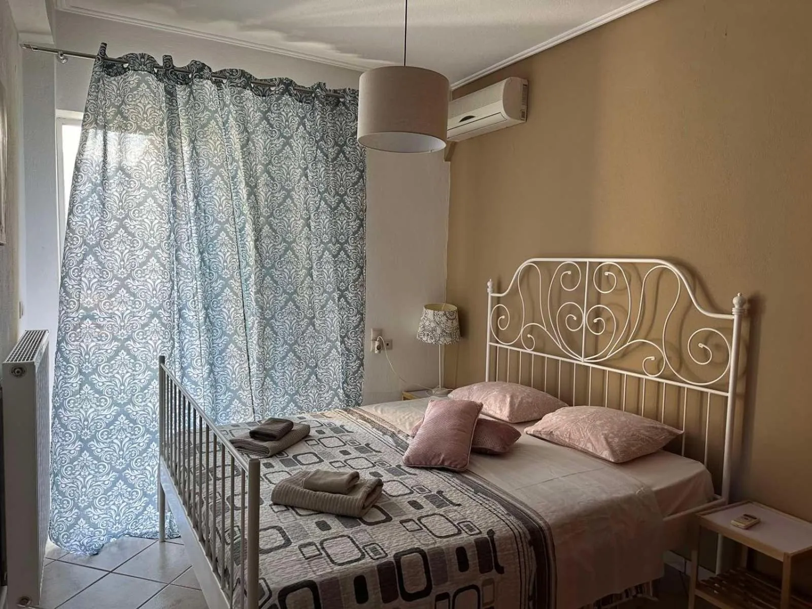 Bedroom, Bed in Luxury City Center Apartment