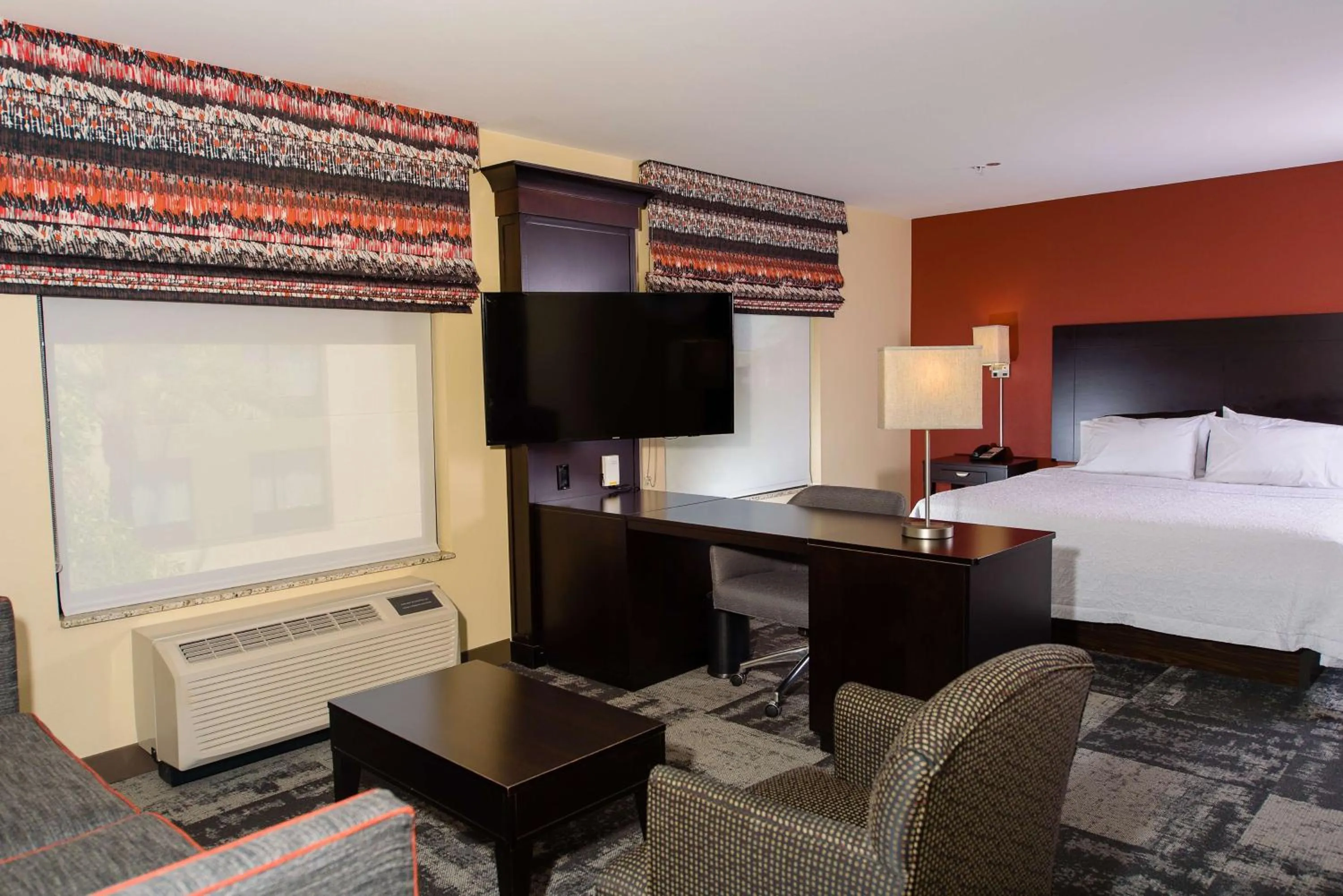 Bed in Hampton Inn & Suites Phoenix Chandler Fashion Center