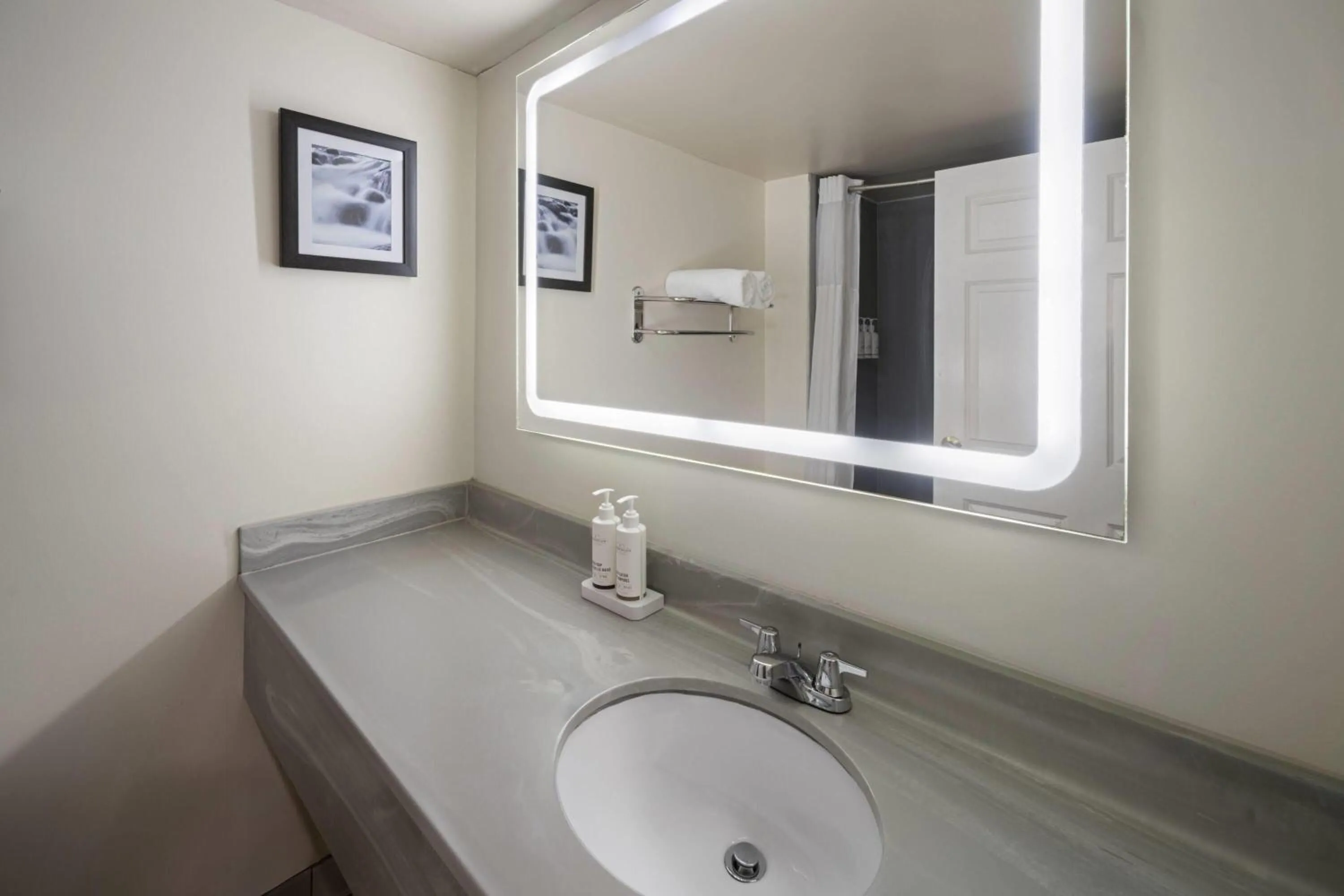 Bathroom in Wingate by Wyndham Augusta Fort Eisenhower