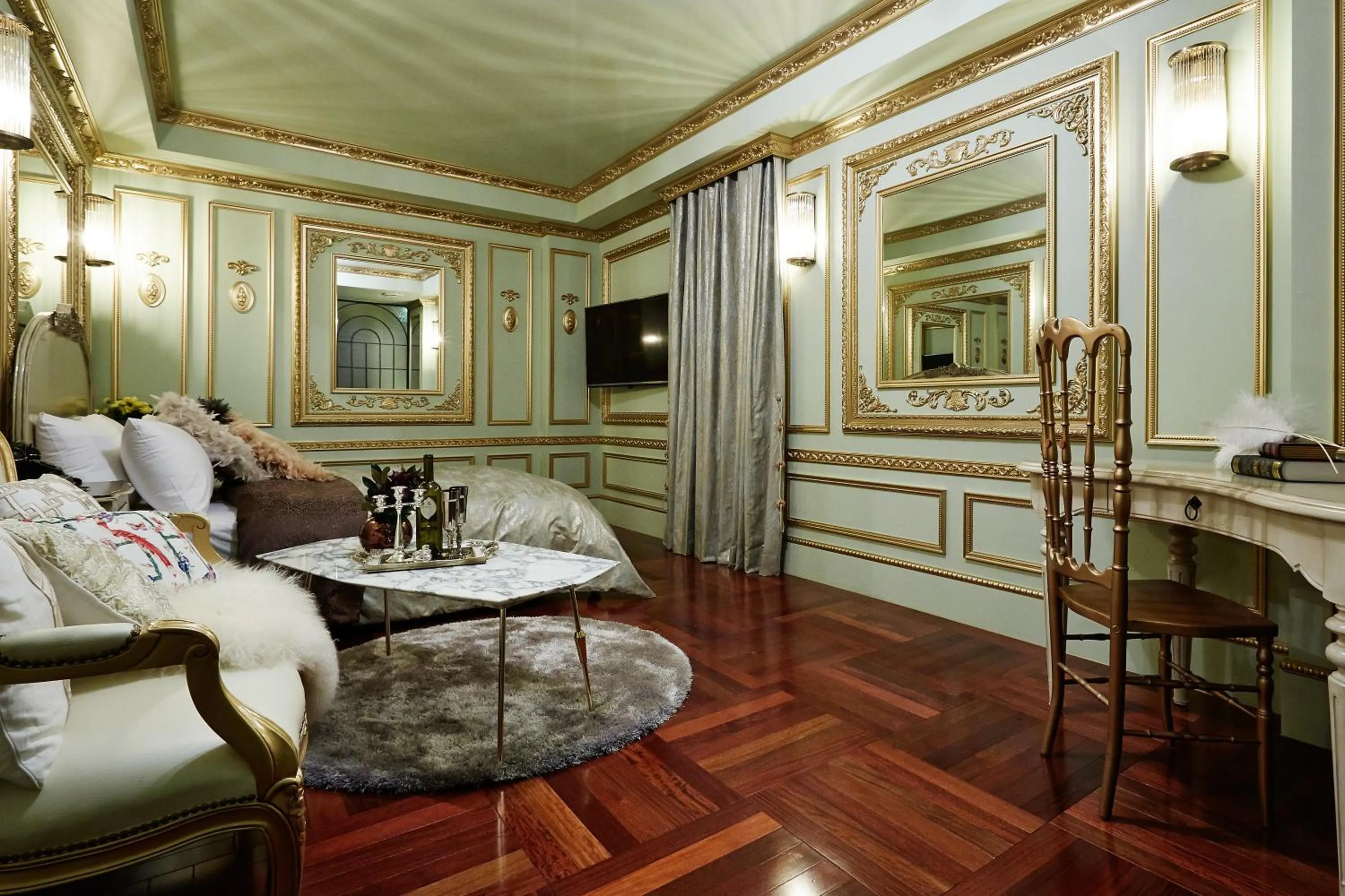 Decorative detail in Roseto Hotel