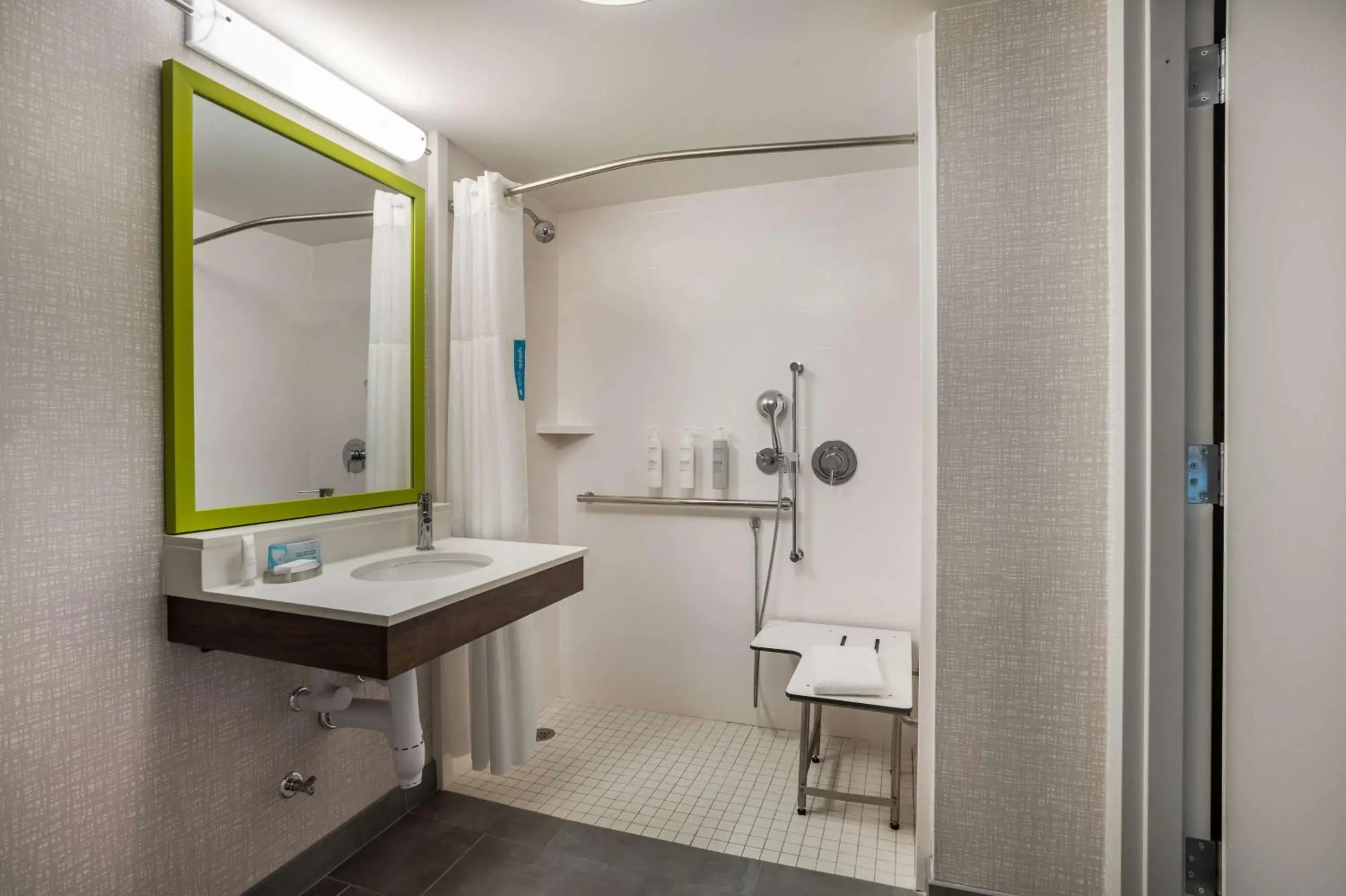 Bathroom in Hampton Inn Gadsden Bathroom in Hampton Inn Gadsden