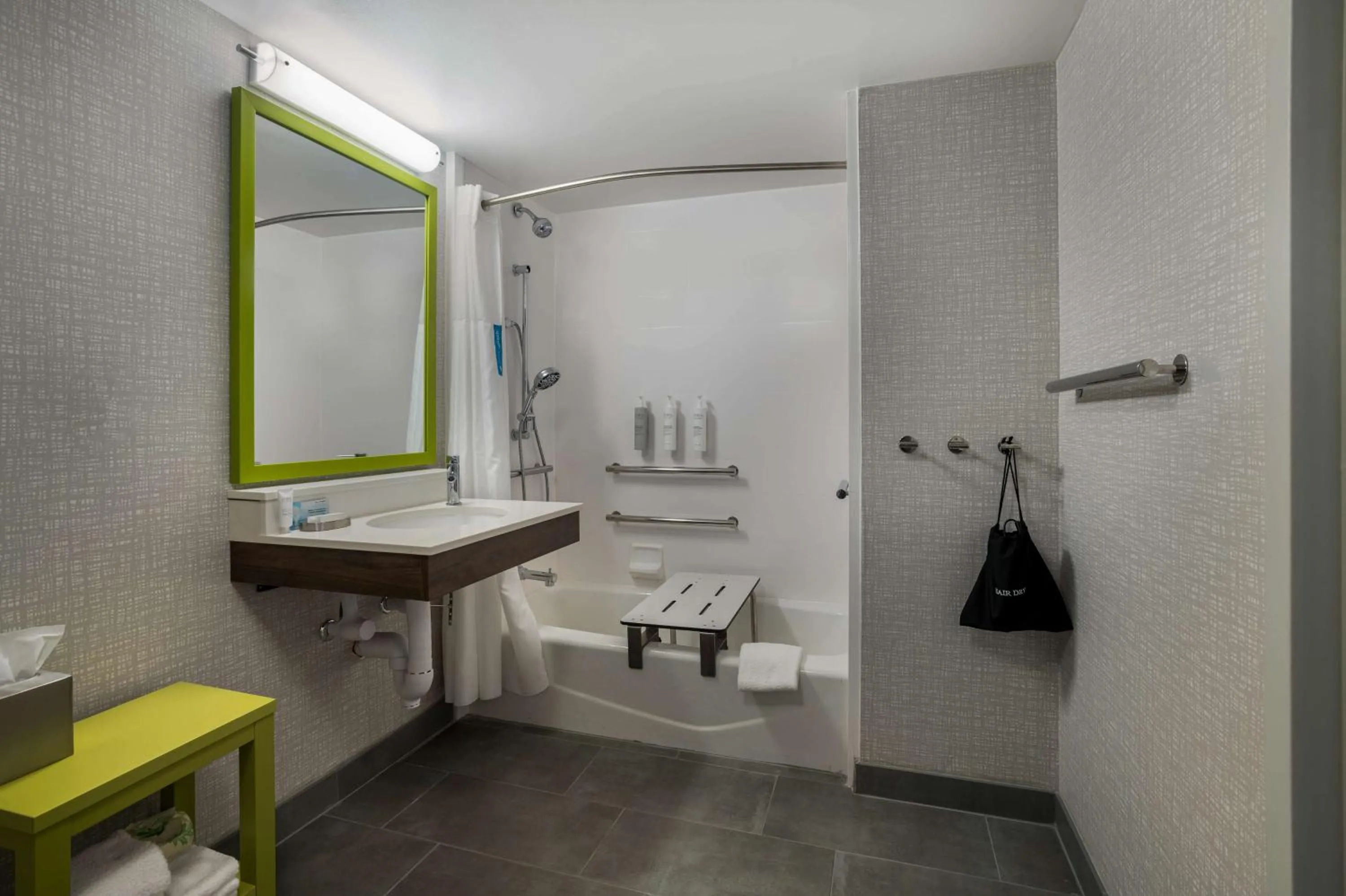 Bathroom in Hampton Inn Gadsden