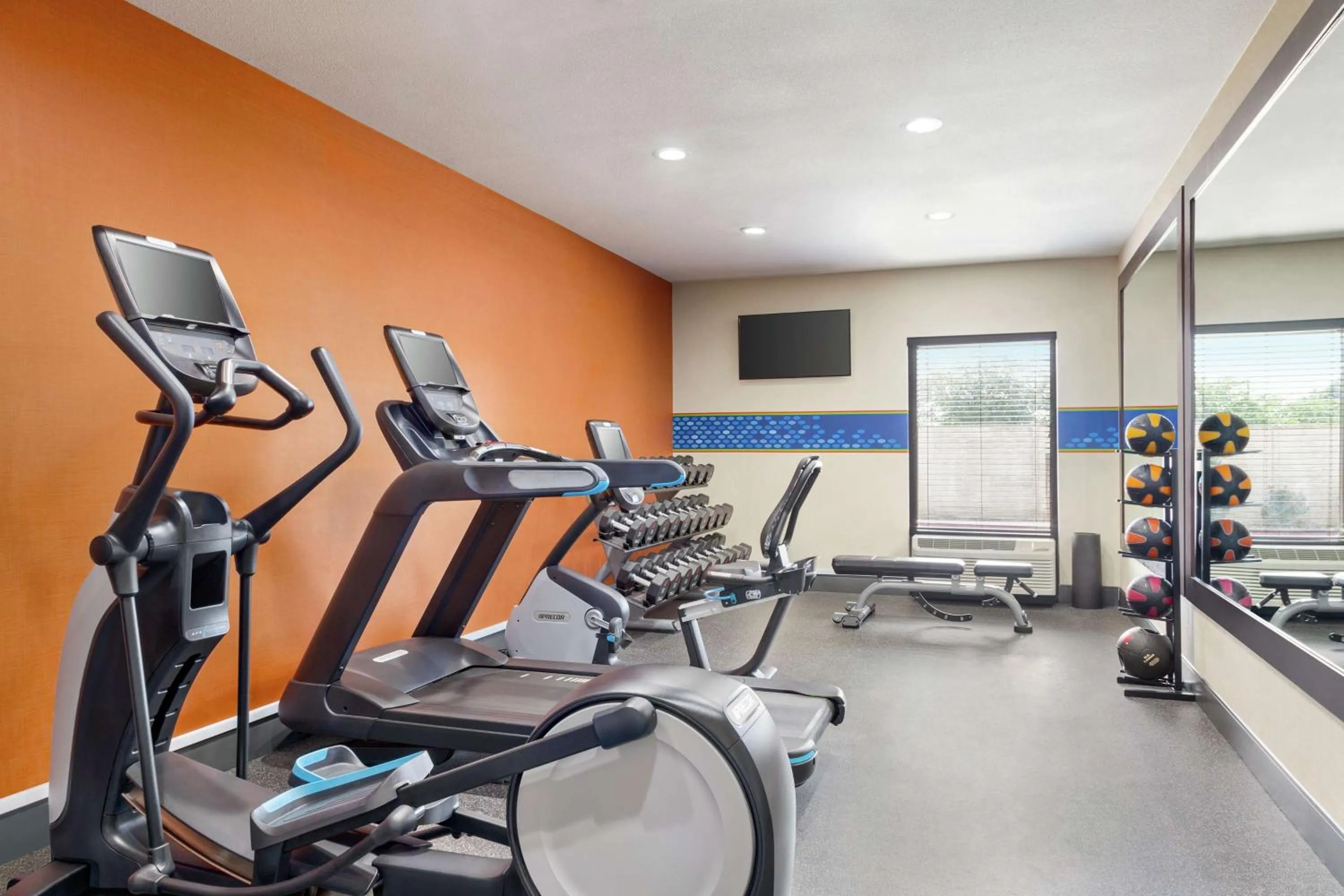Fitness centre/facilities in Hampton Inn Paris