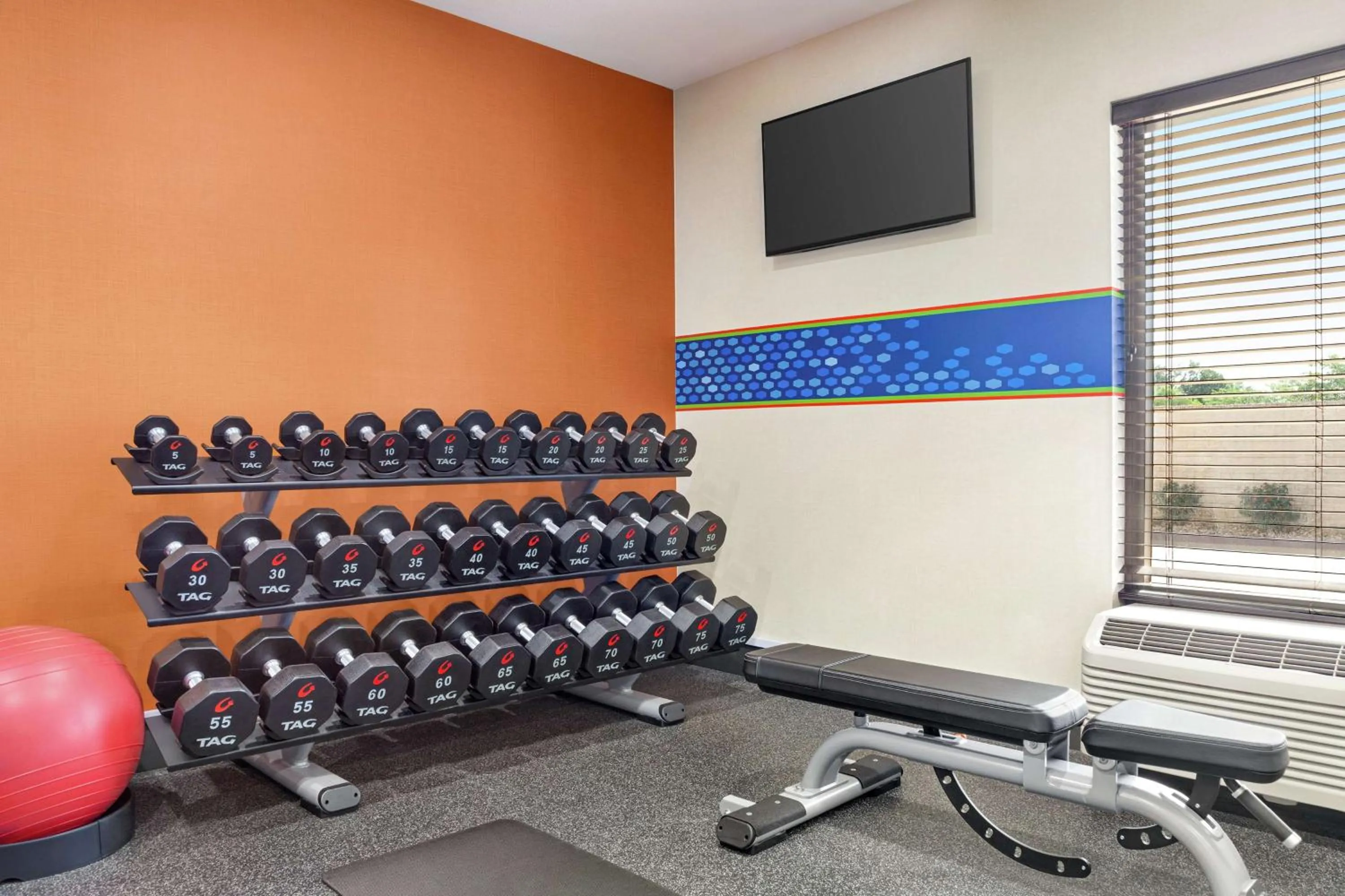 Fitness centre/facilities in Hampton Inn Paris