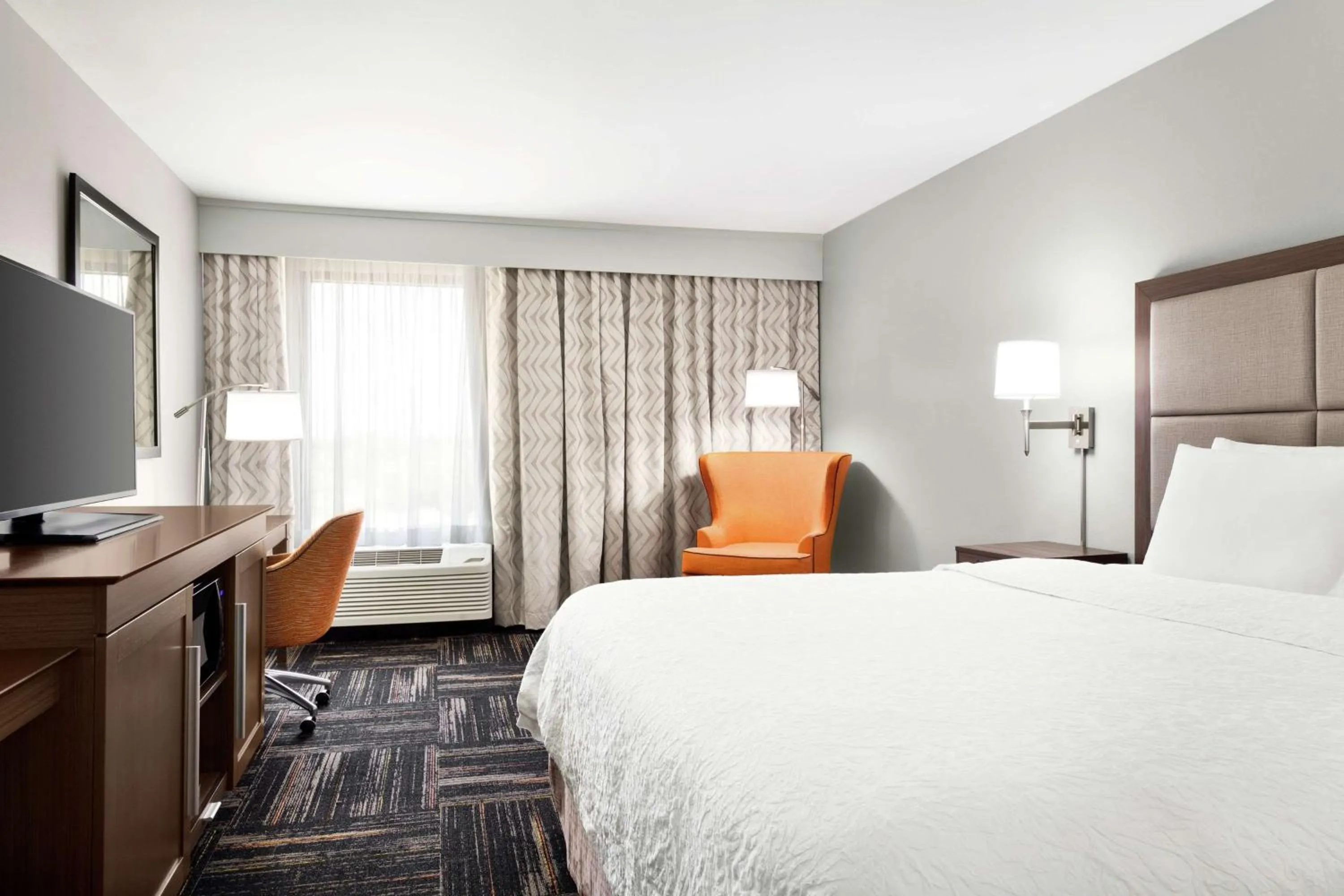 Bedroom, Bed in Hampton Inn Paris