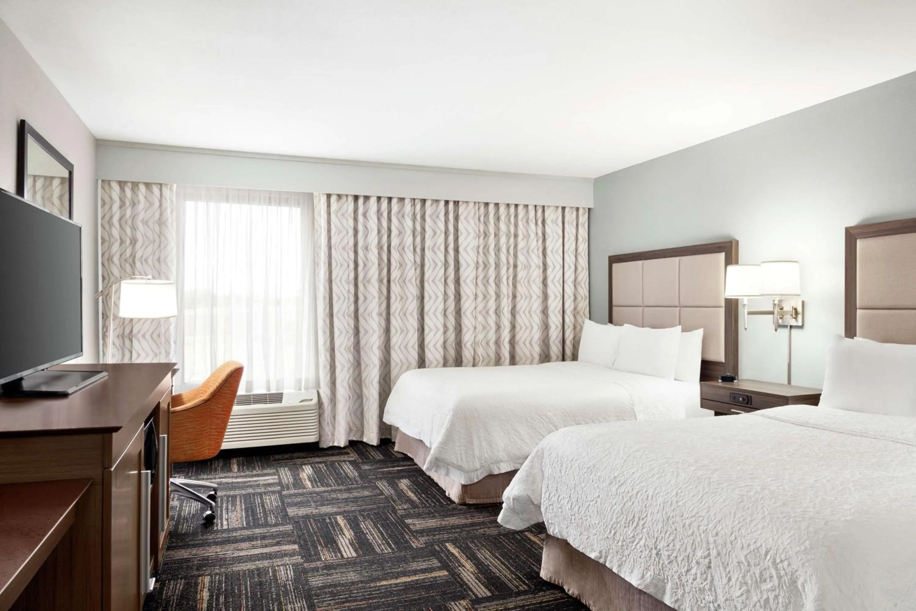 Bedroom, Bed in Hampton Inn Paris