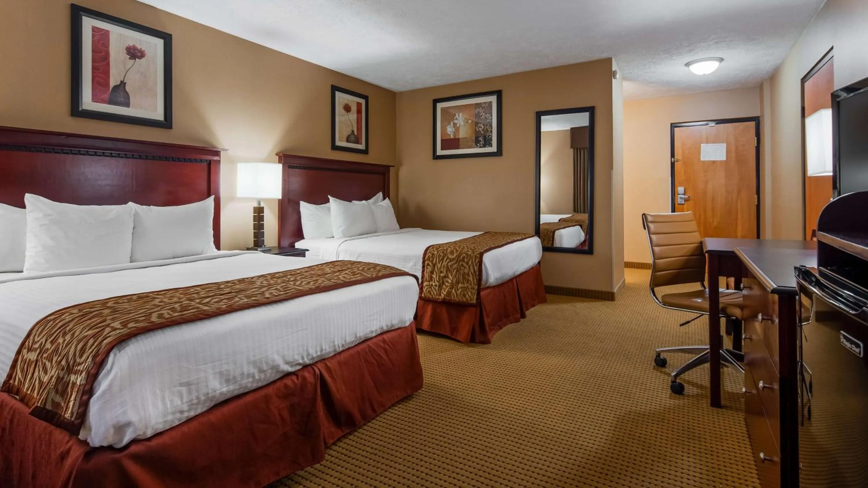 Queen Room with Two Queen Beds - Non-Smoking in Hotel Lincoln Inn on Route 66 and near I-55