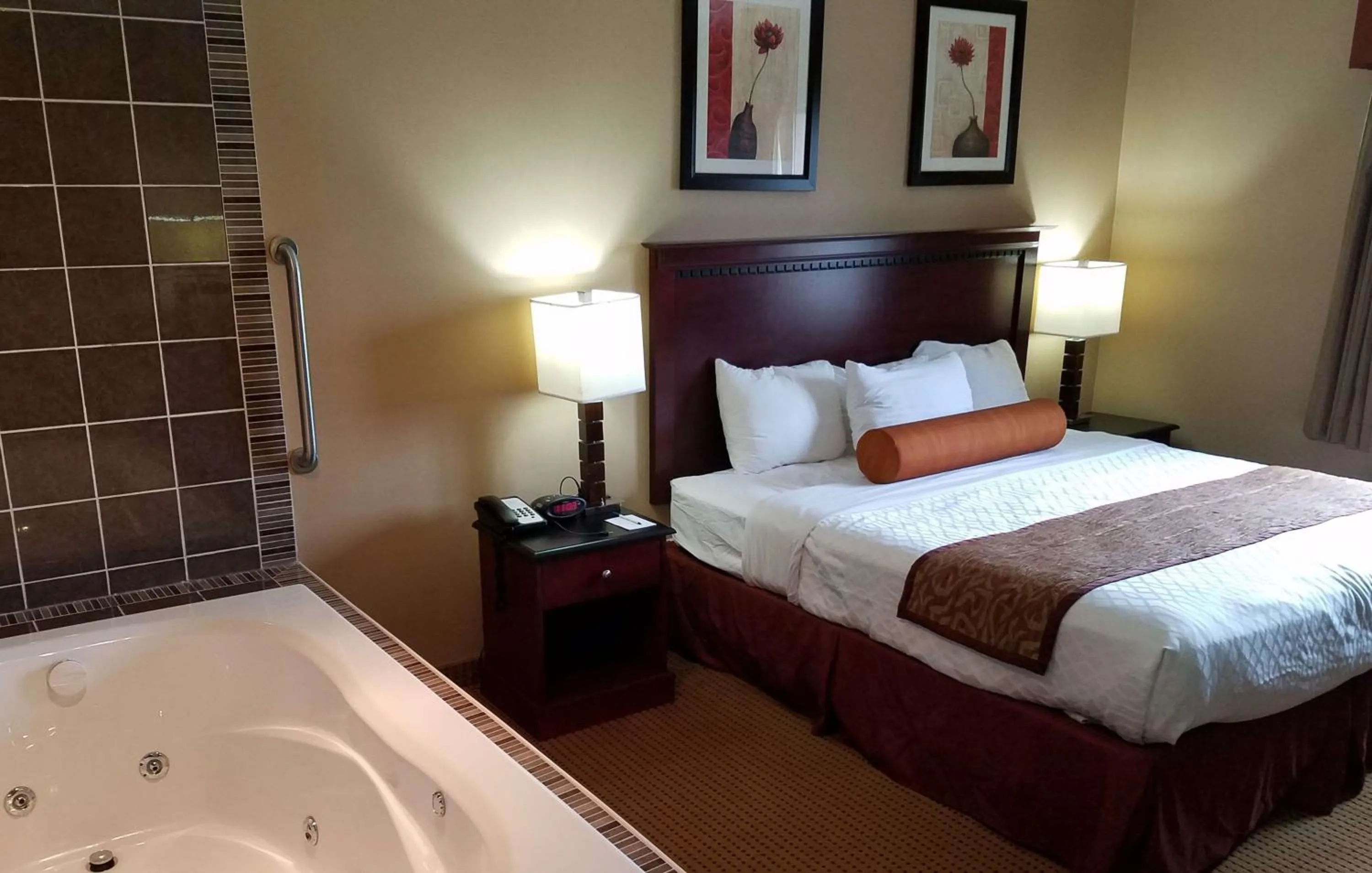 King Room with Spa Bath - Non-Smoking in Days Inn by Wyndham Lincoln, IL