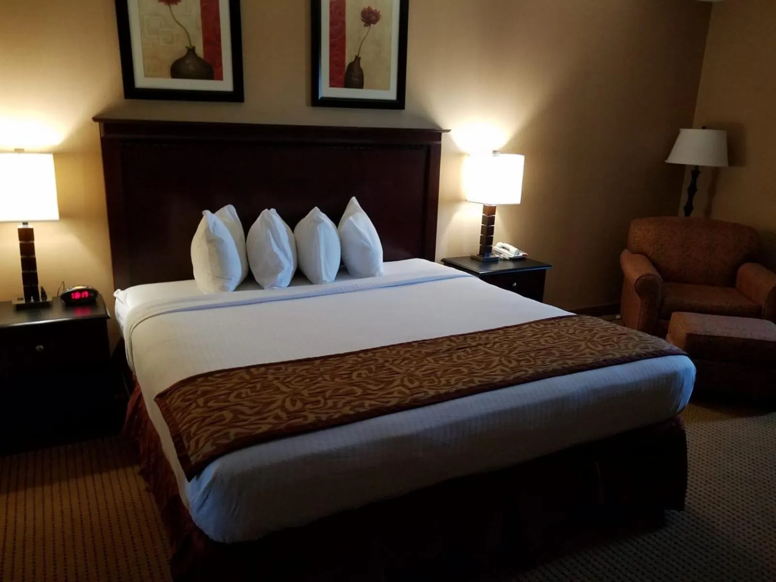 King Room with Roll-in Shower - Disability Access/Non-Smoking in Days Inn by Wyndham Lincoln, IL Route 66