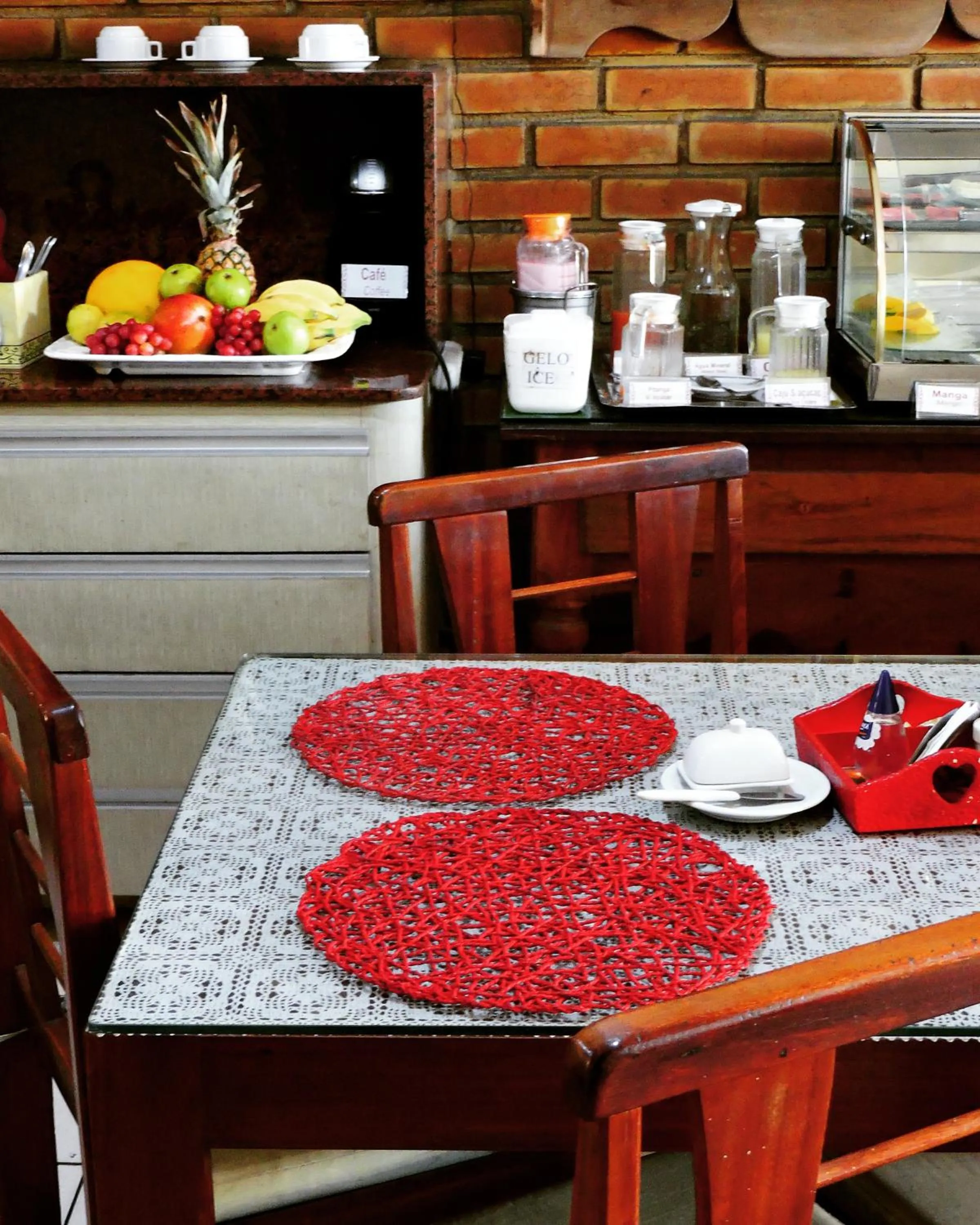 Buffet breakfast in Pousada Baobá e SPA