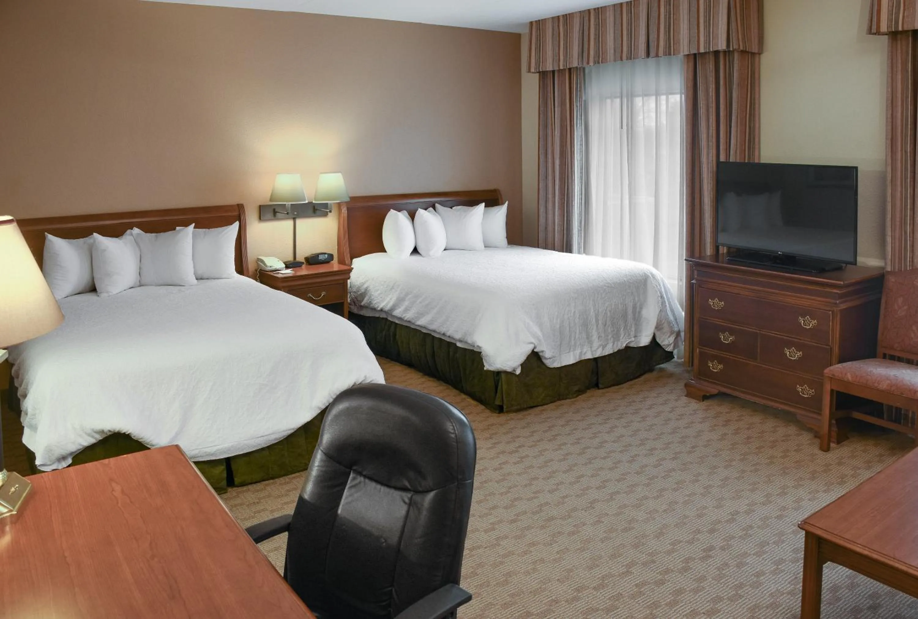 Bed in Hampton Inn & Suites Youngstown-Canfield